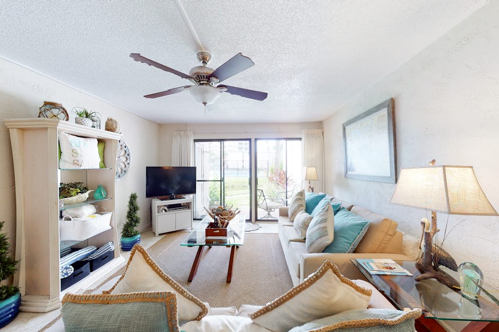 Charming, dog-friendly condo with a pool, tennis, beach access, & washer/dryer