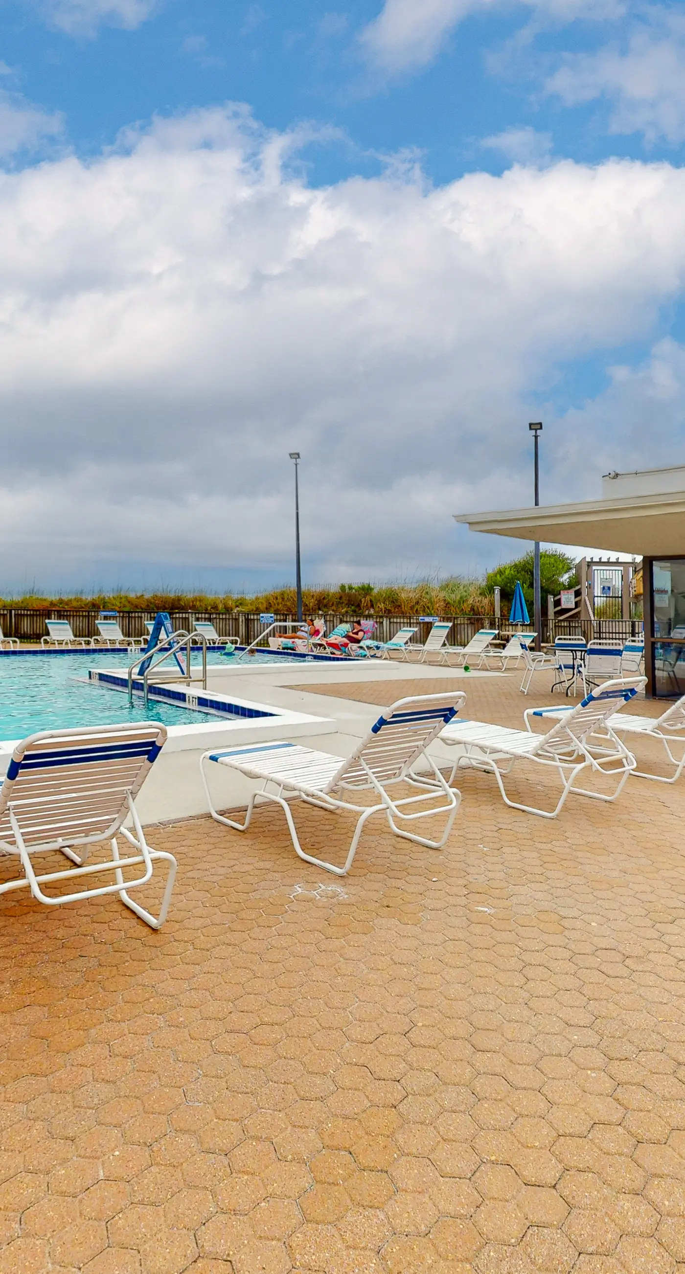 Charming, dog-friendly condo with a pool, tennis, beach access, & washer/dryer