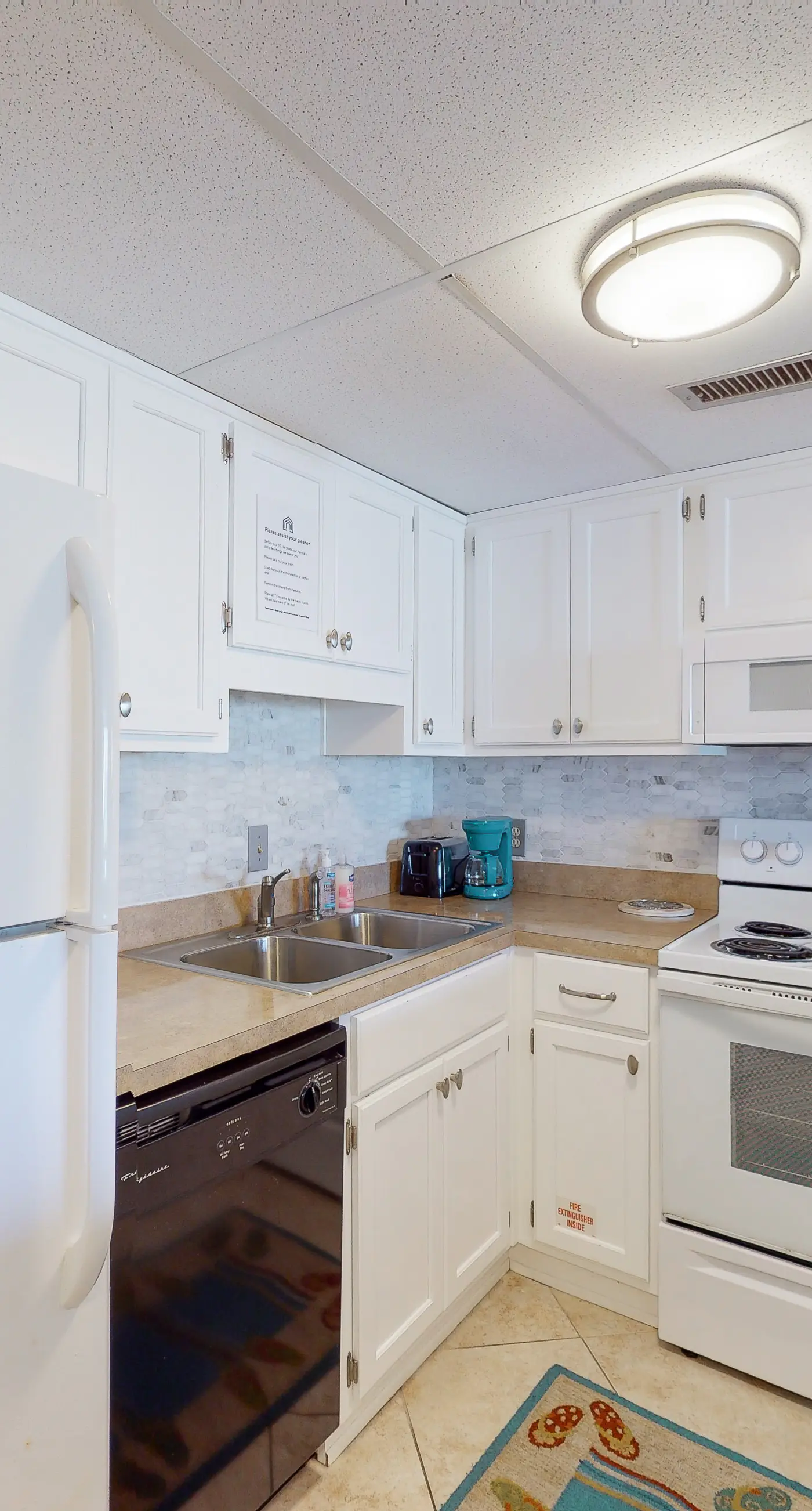 Charming, dog-friendly condo with a pool, tennis, beach access, & washer/dryer