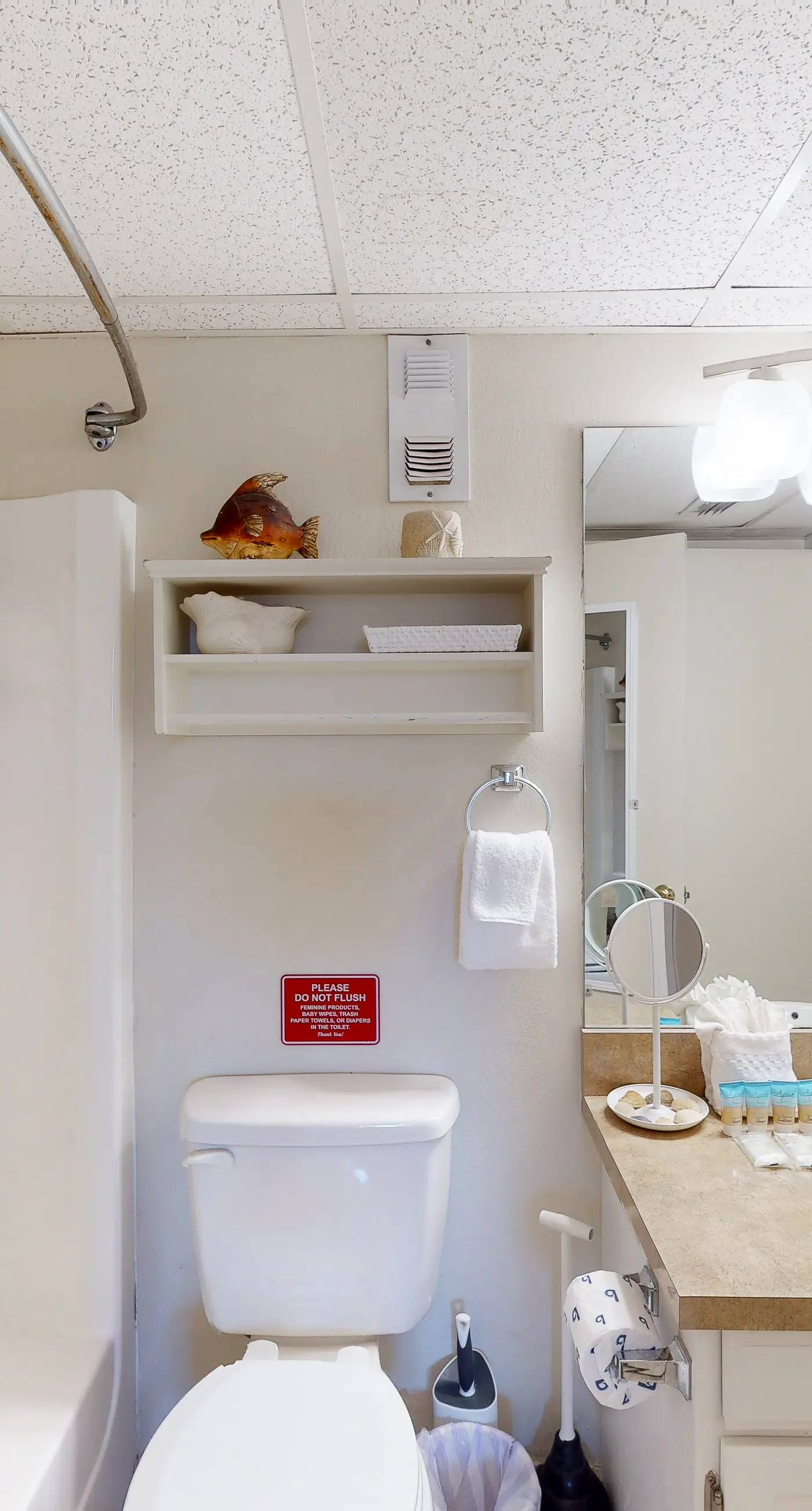 Charming, dog-friendly condo with a pool, tennis, beach access, & washer/dryer