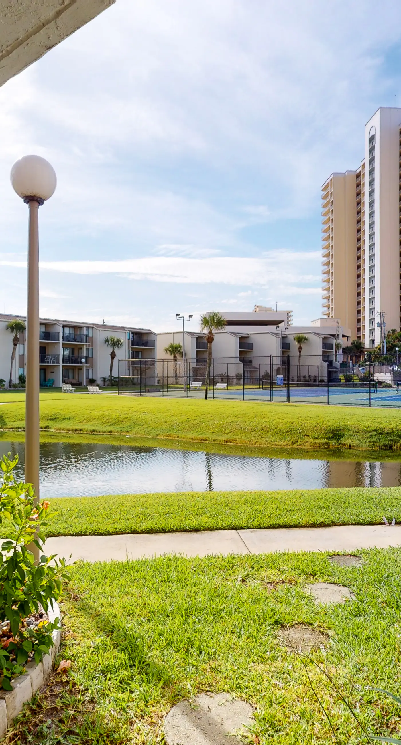 Charming, dog-friendly condo with a pool, tennis, beach access, & washer/dryer
