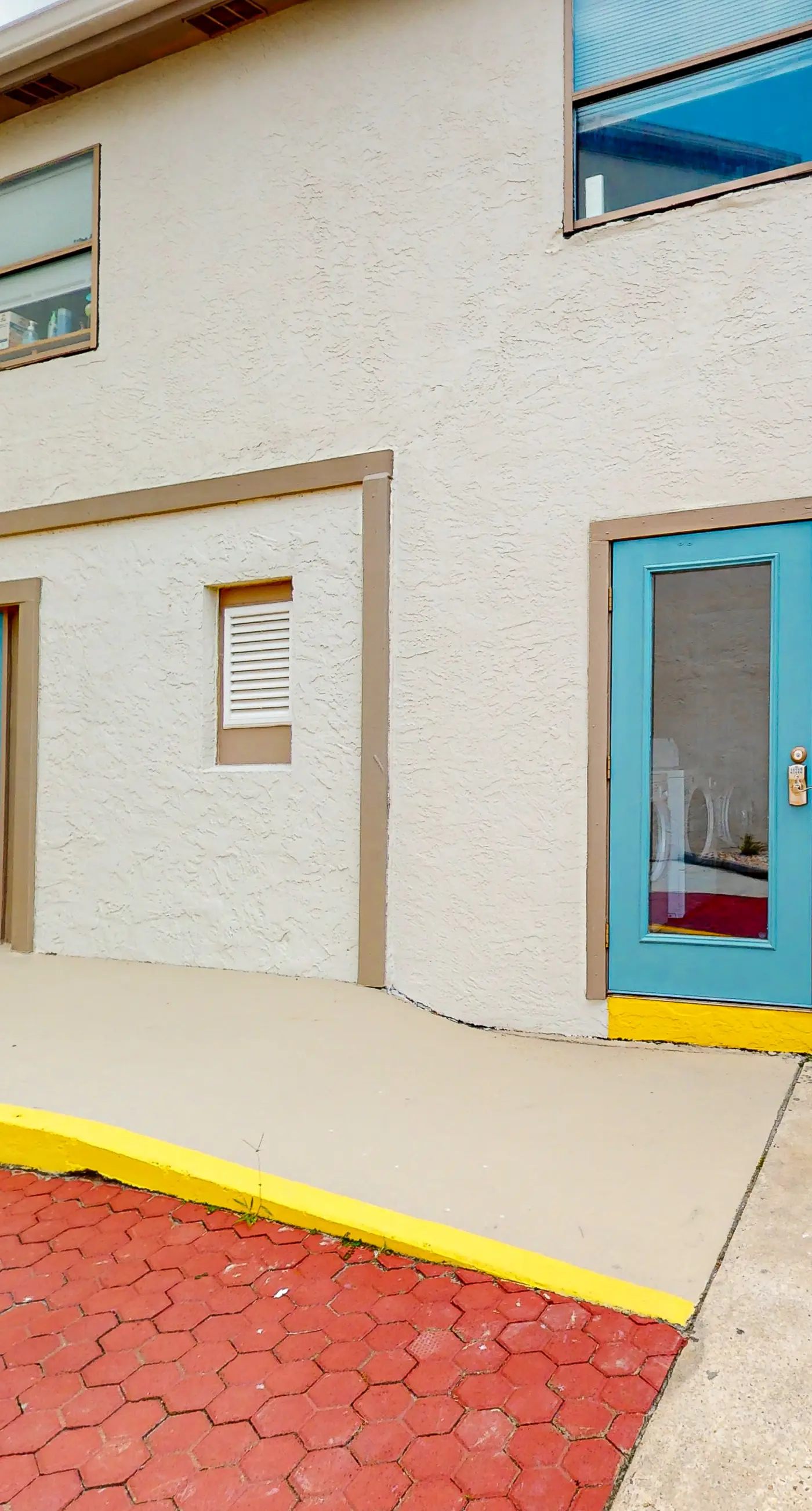 Charming, dog-friendly condo with a pool, tennis, beach access, & washer/dryer
