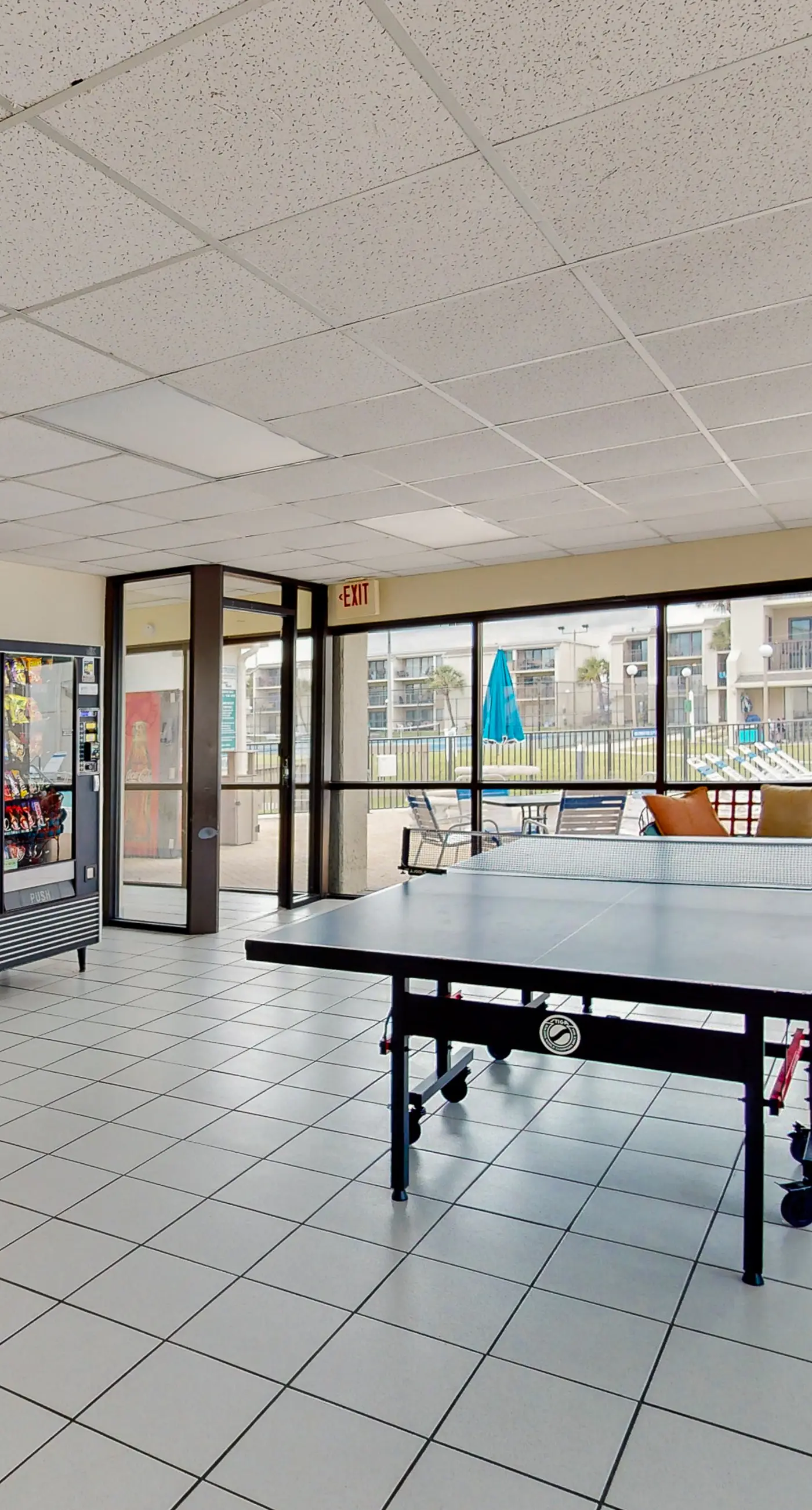 Charming, dog-friendly condo with a pool, tennis, beach access, & washer/dryer