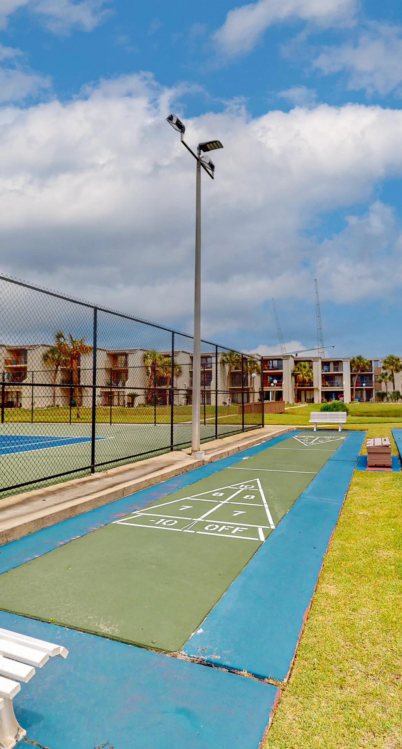 Charming, dog-friendly condo with a pool, tennis, beach access, & washer/dryer