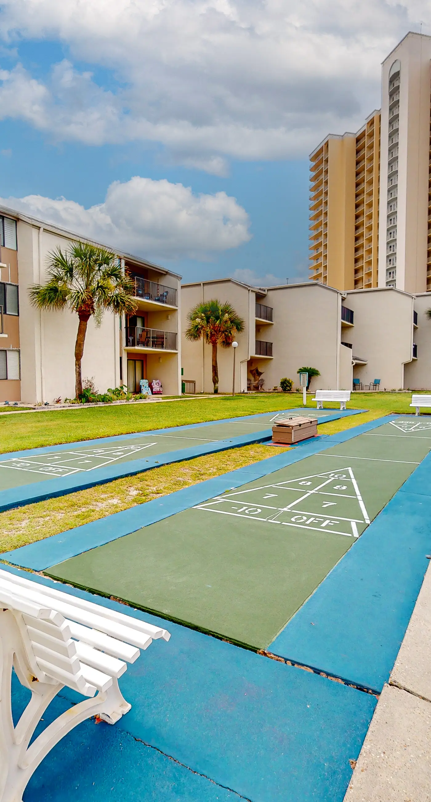 Charming, dog-friendly condo with a pool, tennis, beach access, & washer/dryer