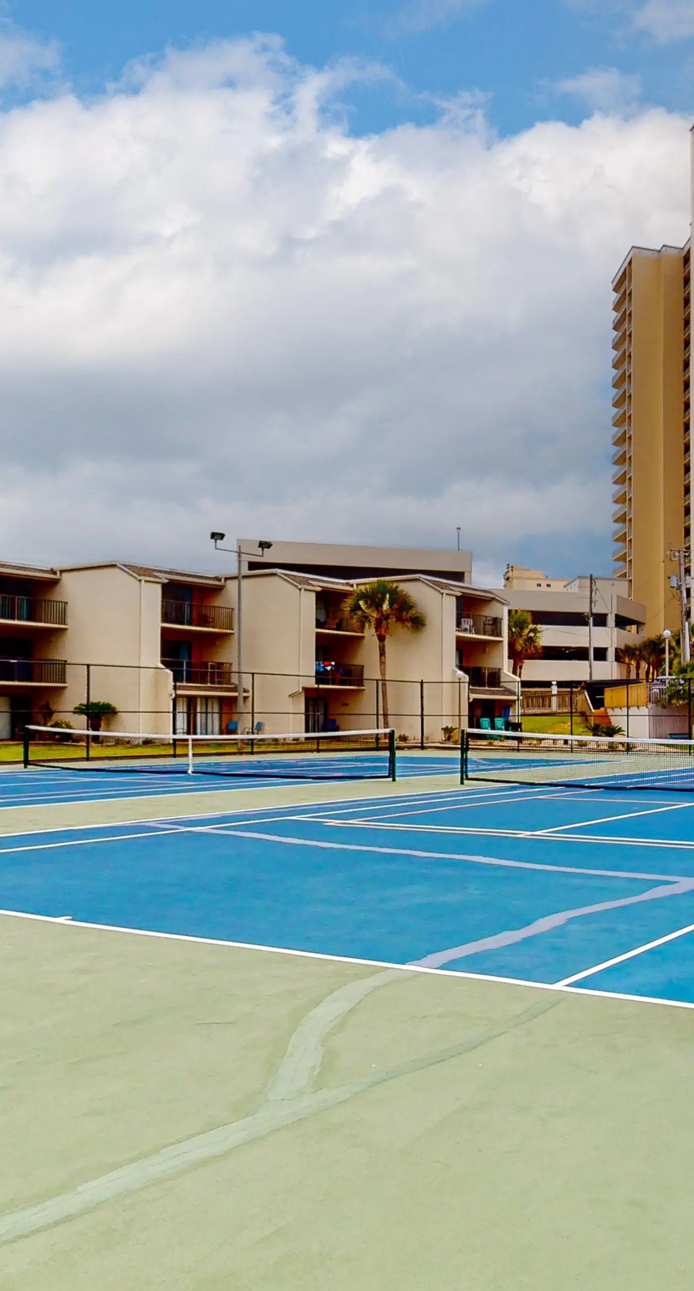 Charming, dog-friendly condo with a pool, tennis, beach access, & washer/dryer