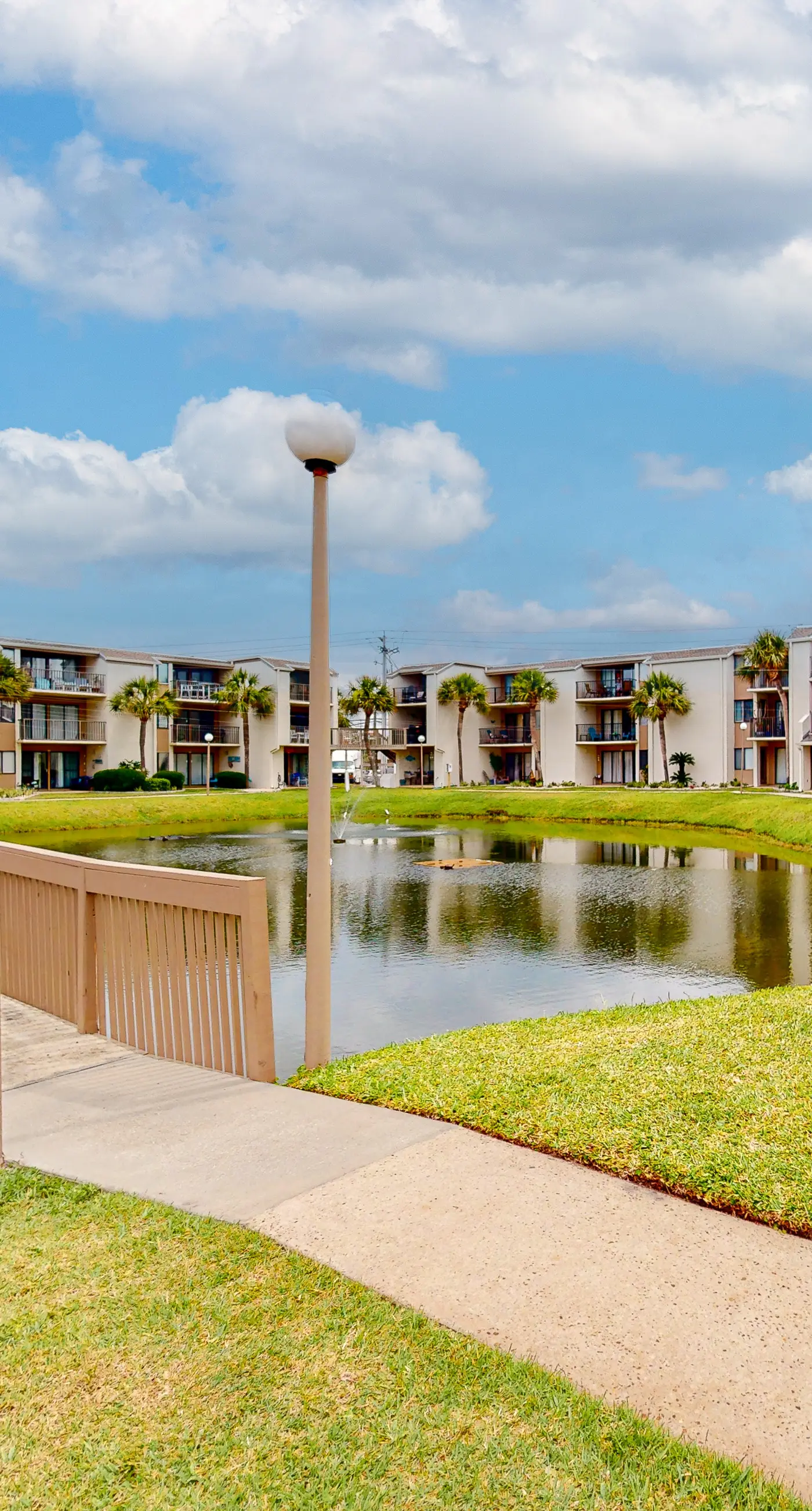 Charming, dog-friendly condo with a pool, tennis, beach access, & washer/dryer
