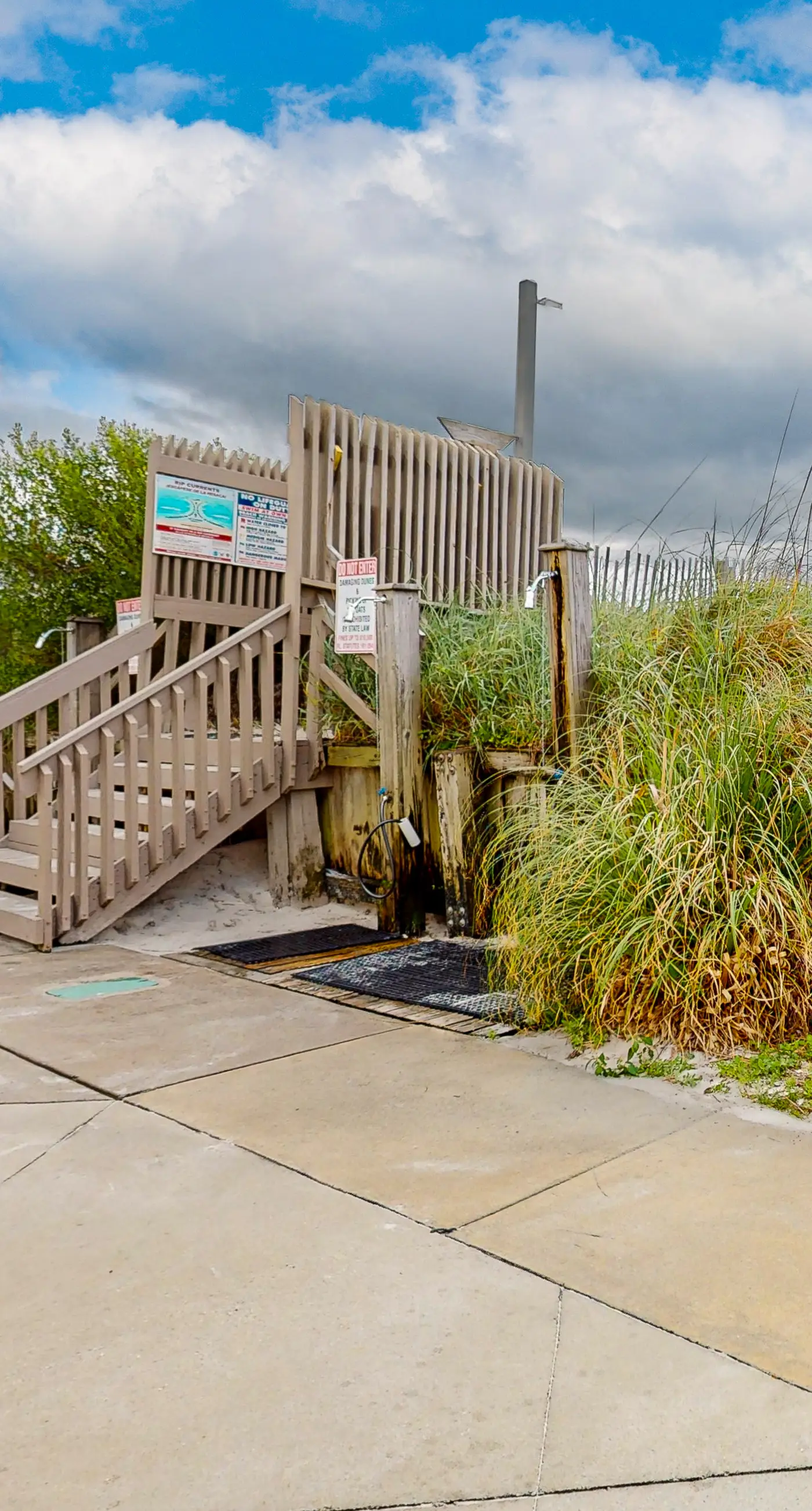 Charming, dog-friendly condo with a pool, tennis, beach access, & washer/dryer