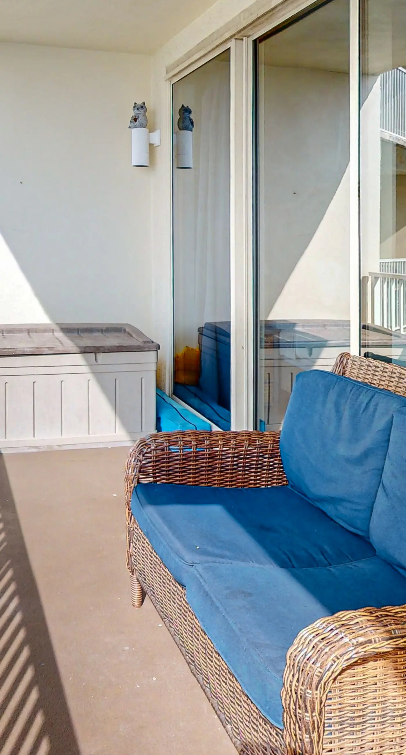 Beachfront condo with pool, hot tub, terrific beach views, & balcony