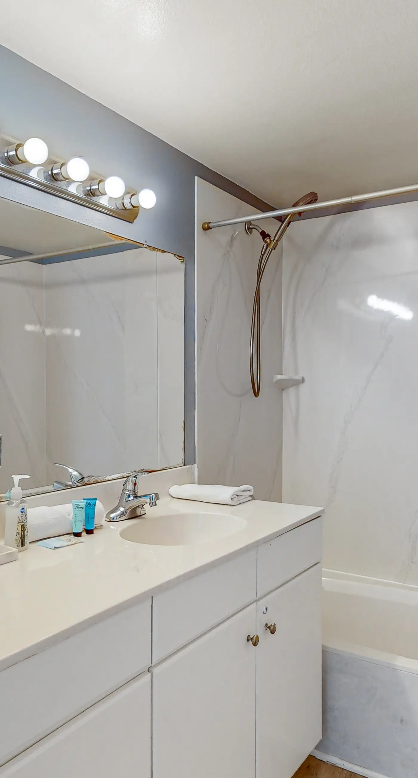 Beachfront condo with pool, hot tub, terrific beach views, & balcony