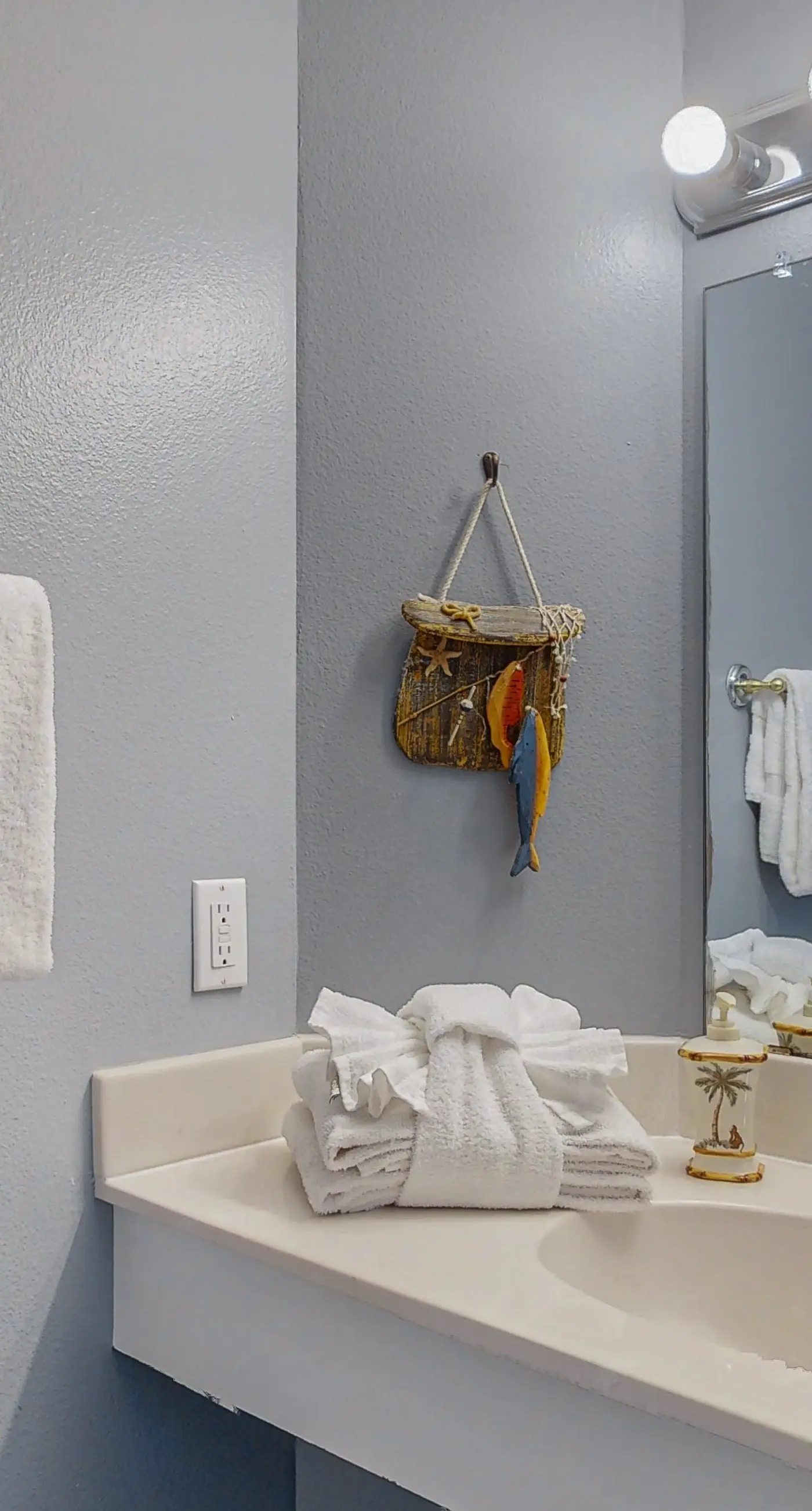 Beachfront condo with pool, hot tub, terrific beach views, & balcony