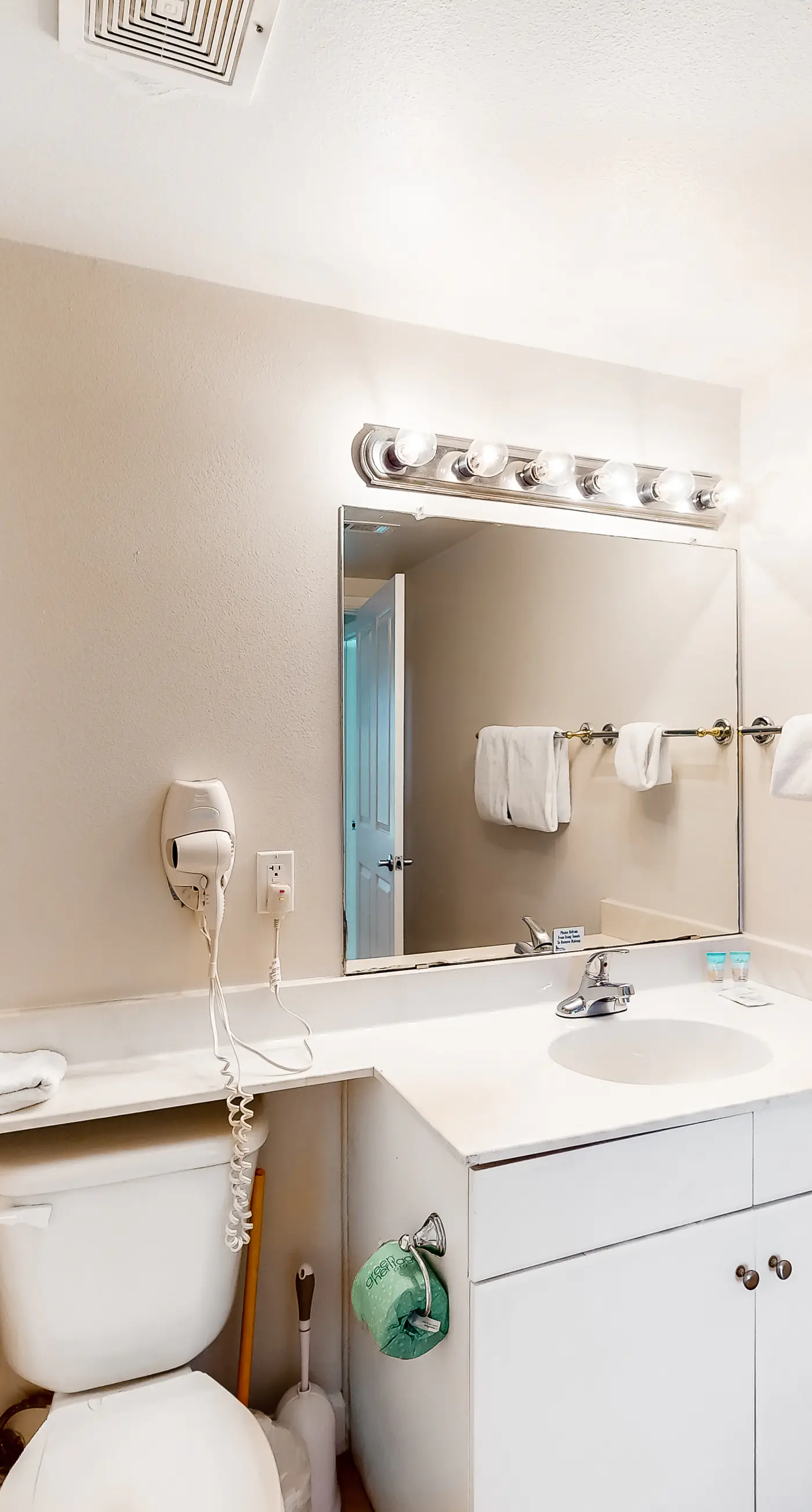 Beachfront condo with amazing Gulf views, balcony, pools, hot tubs, gym, & sauna