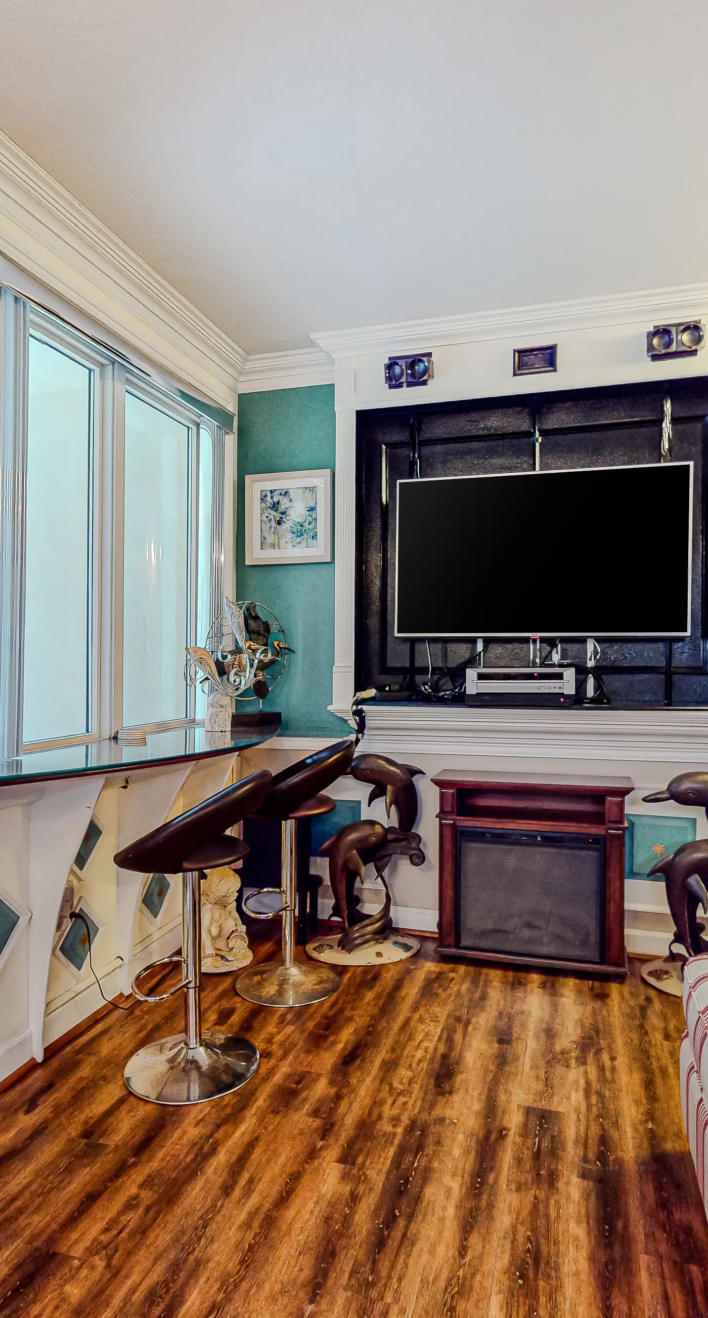 Gulf-front condo with sweeping views, pools, hot tubs, & easy beach