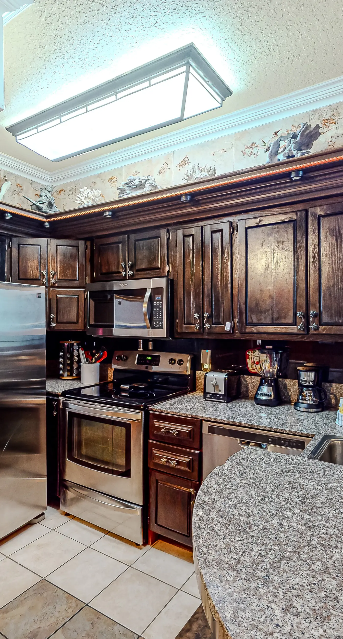 Gulf-front condo with sweeping views, pools, hot tubs, & easy beach