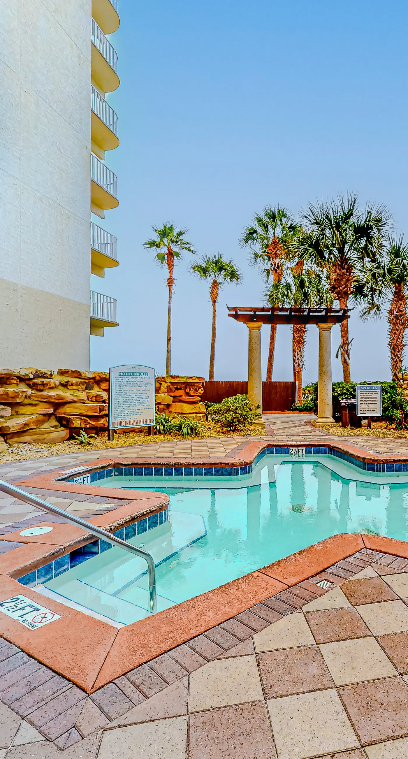 Gulf-front condo with sweeping views, pools, hot tubs, & easy beach