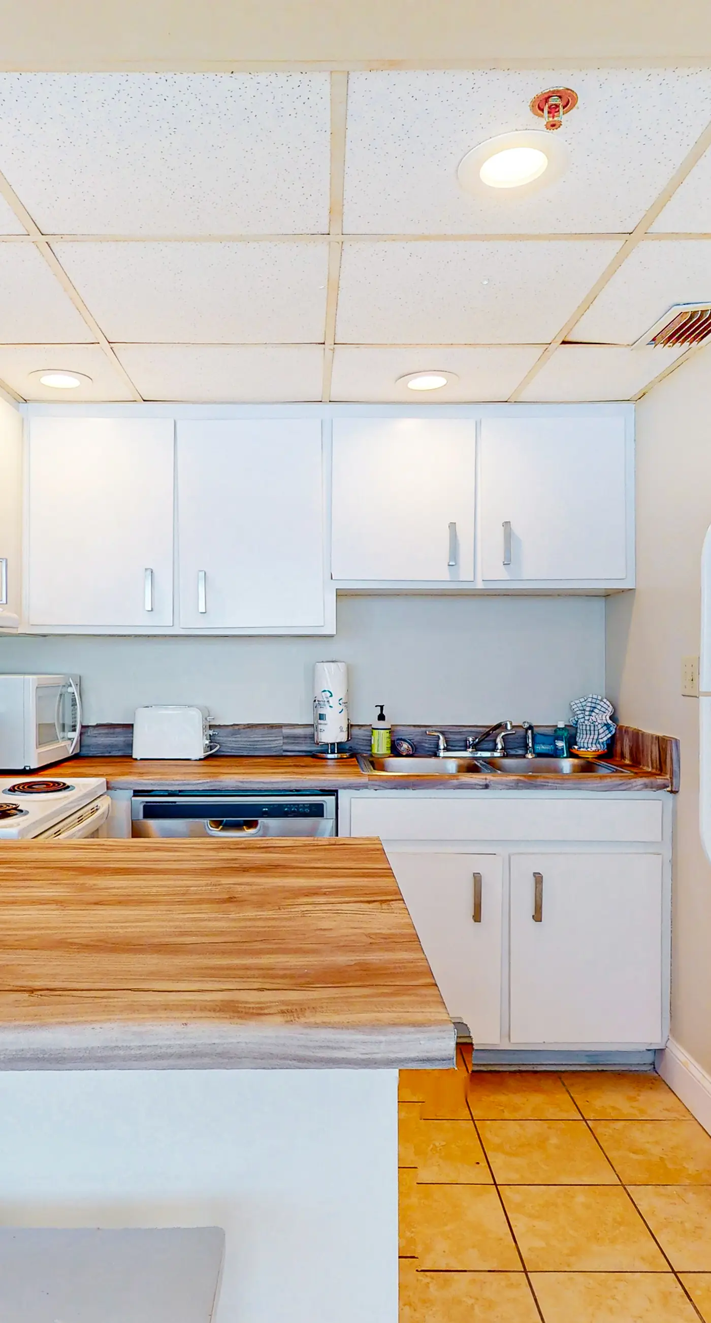 Incredible beachfront getaway with views, pools, & tennis - Snowbirds welcome