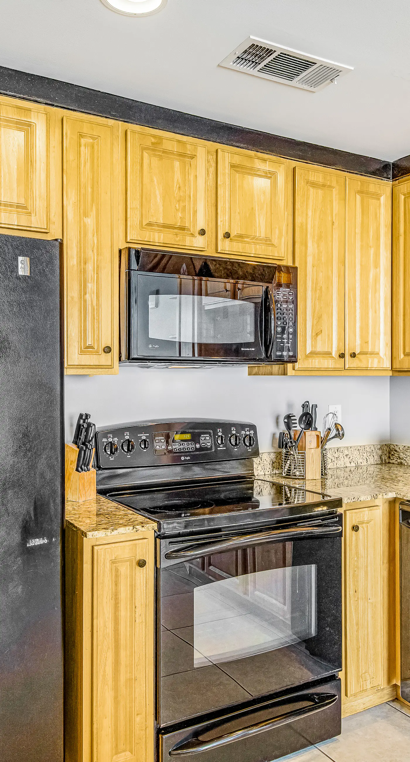 Ocean and breachfront condo with pool, gym, hot tub - walk to the beach