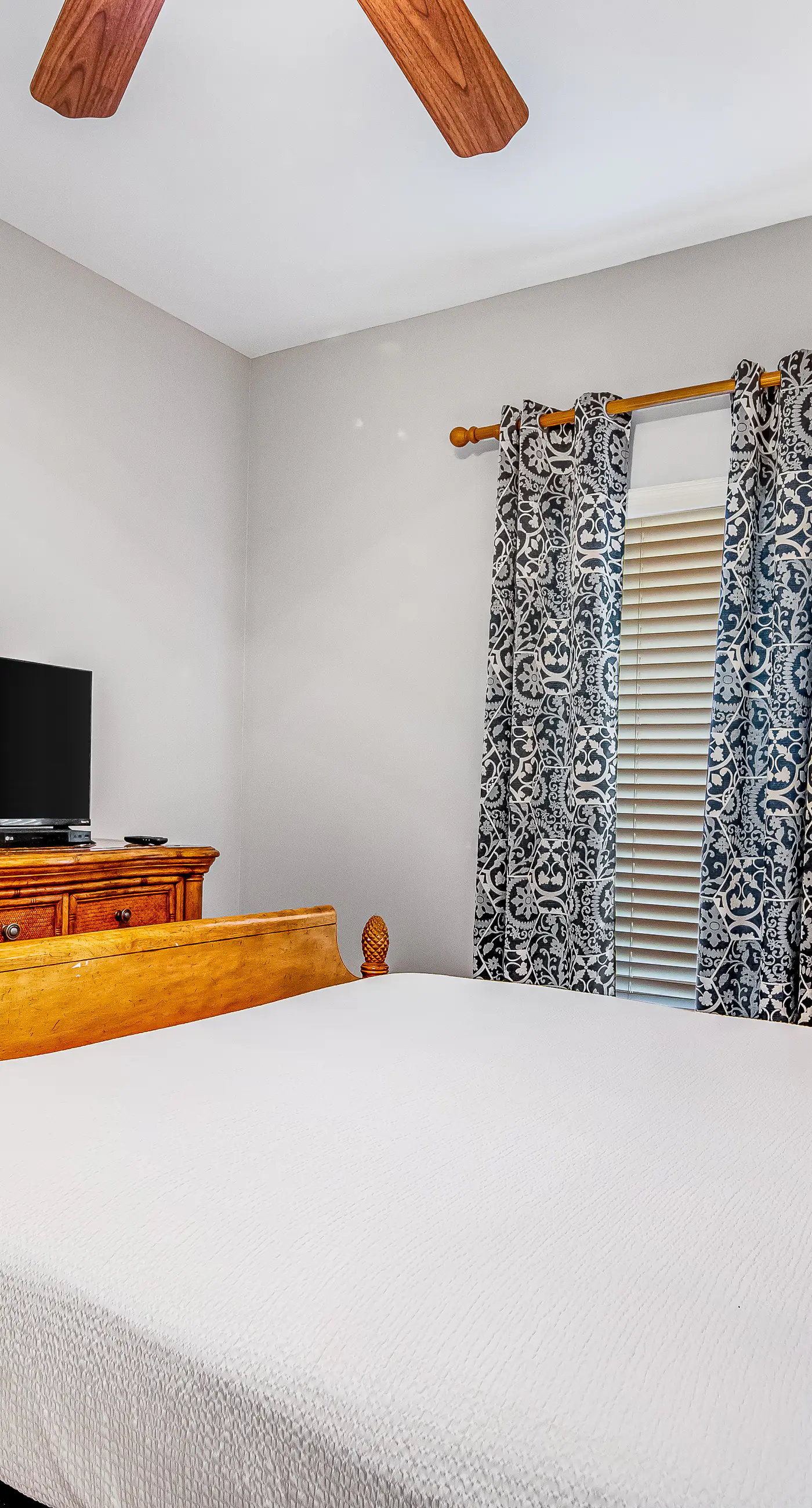 Ocean and breachfront condo with pool, gym, hot tub - walk to the beach