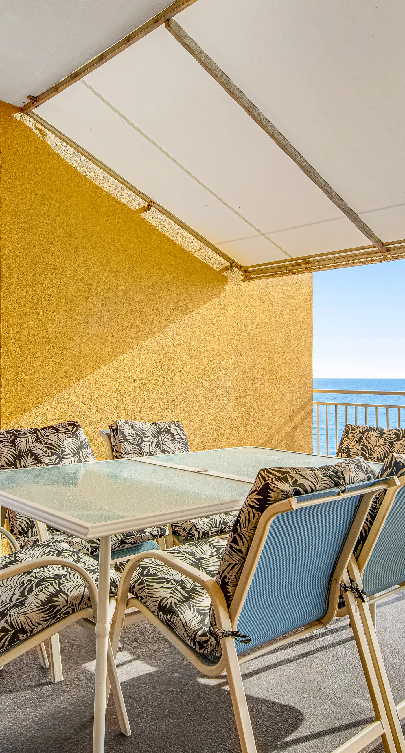 Beachfront Paradise, huge balcony, panoramic Gulf views, pool & fitness room