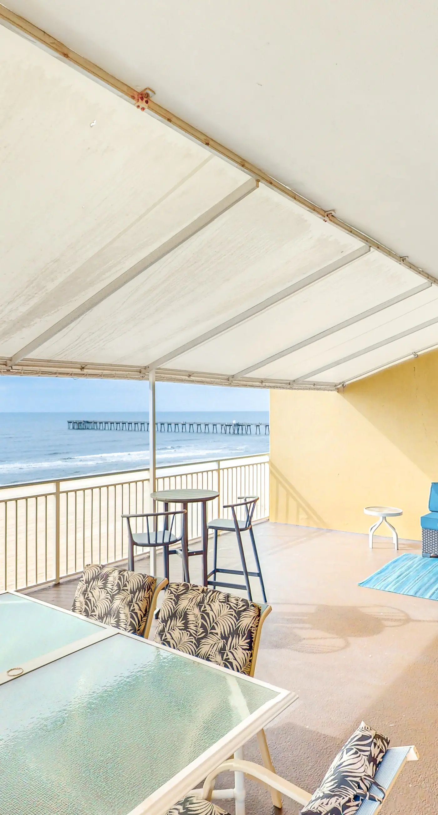 Beachfront Paradise, huge balcony, panoramic Gulf views, pool & fitness room