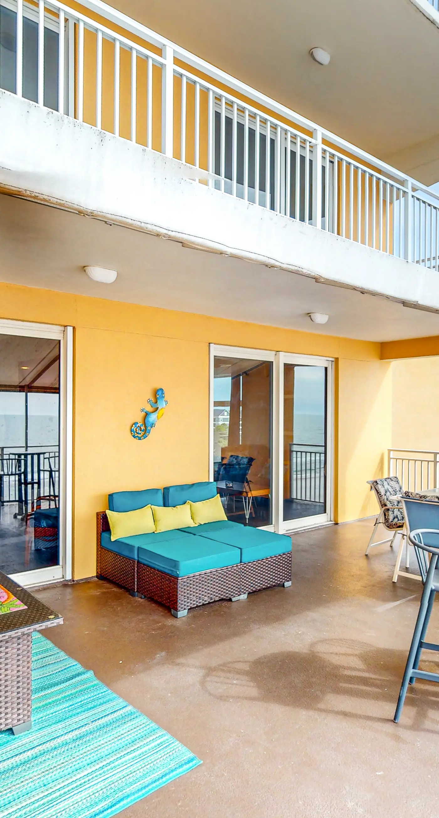 Beachfront Paradise, huge balcony, panoramic Gulf views, pool & fitness room