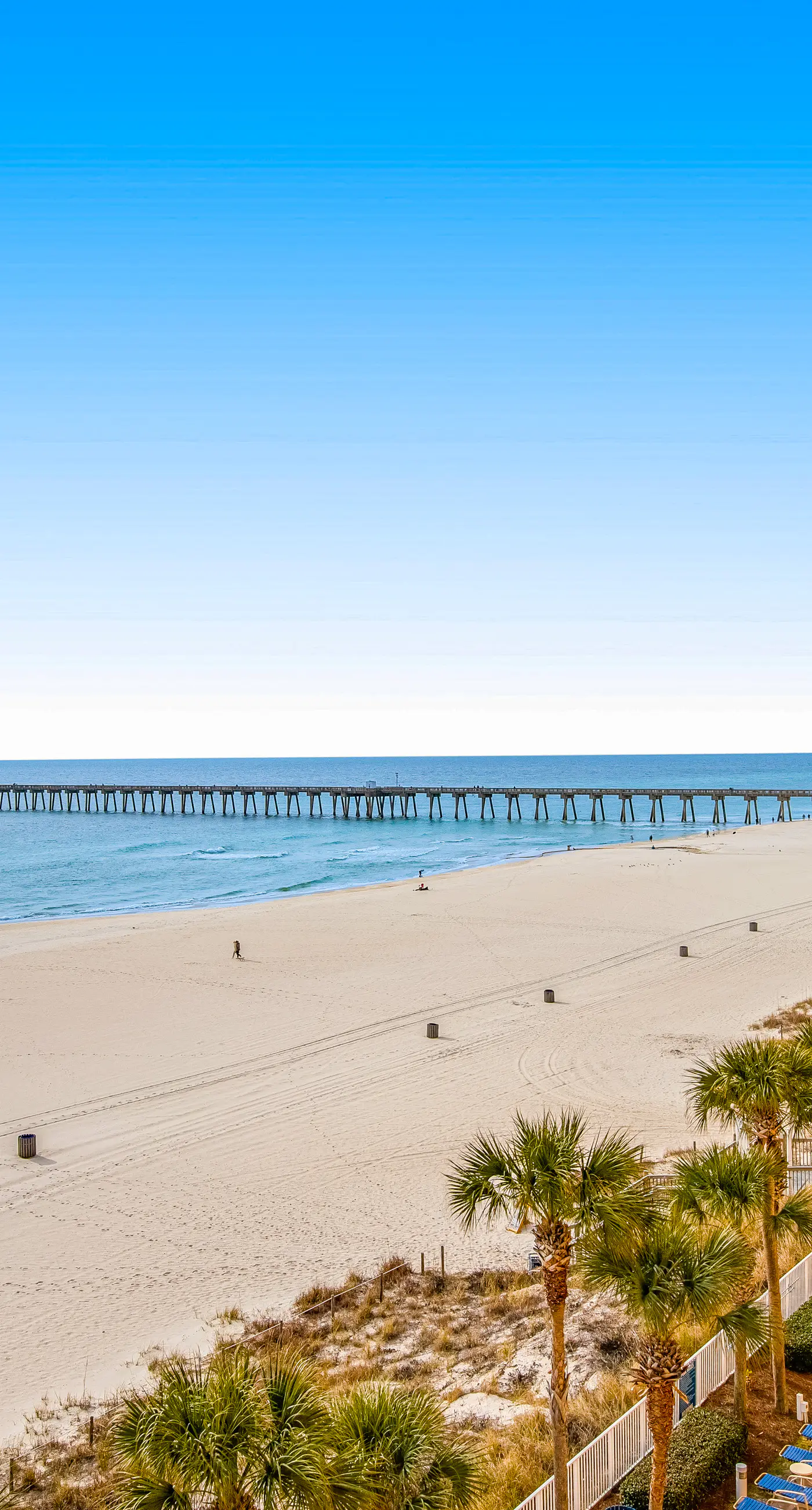 Beachfront Paradise, huge balcony, panoramic Gulf views, pool & fitness room
