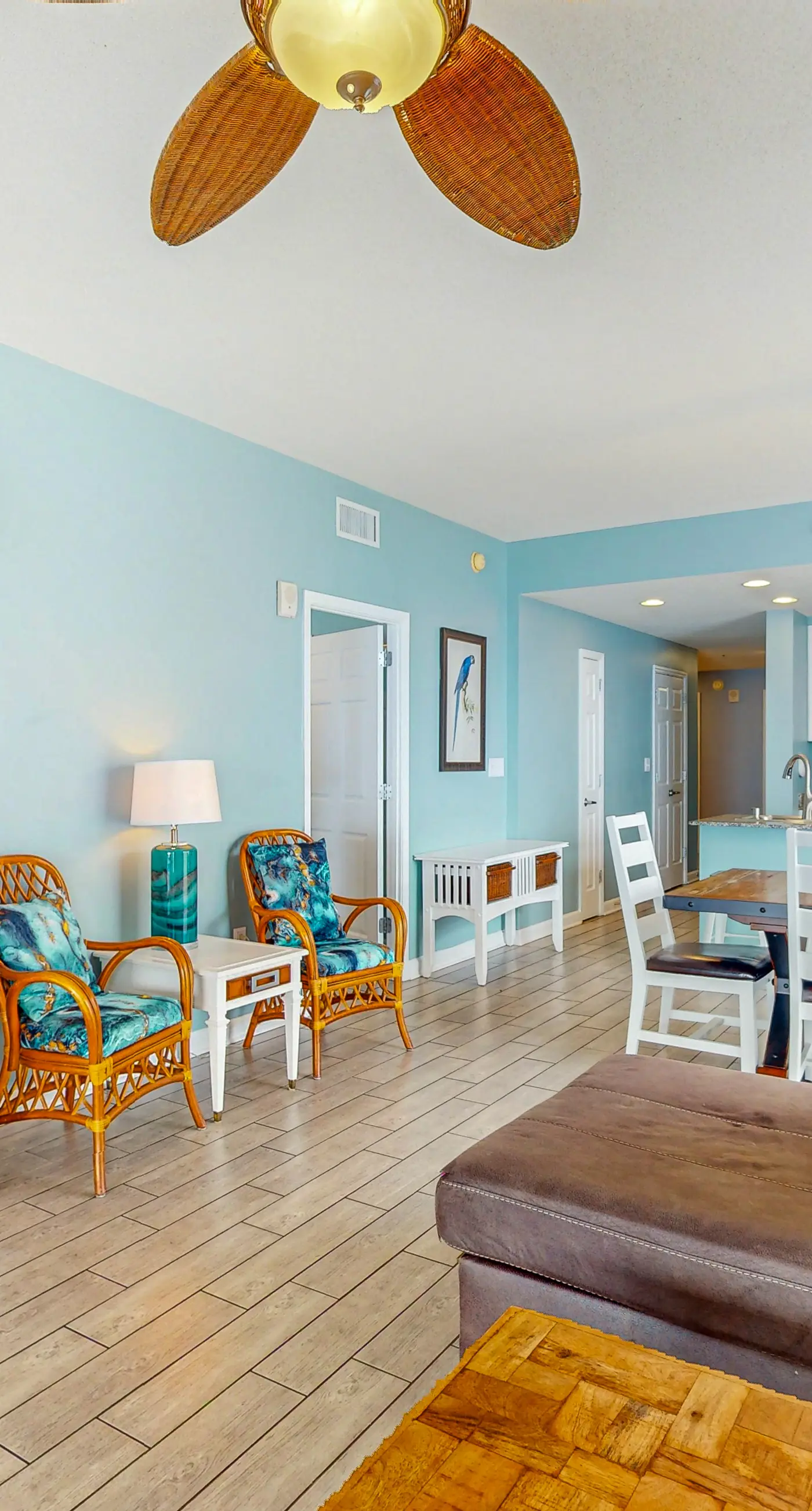 Beachfront Paradise, huge balcony, panoramic Gulf views, pool & fitness room