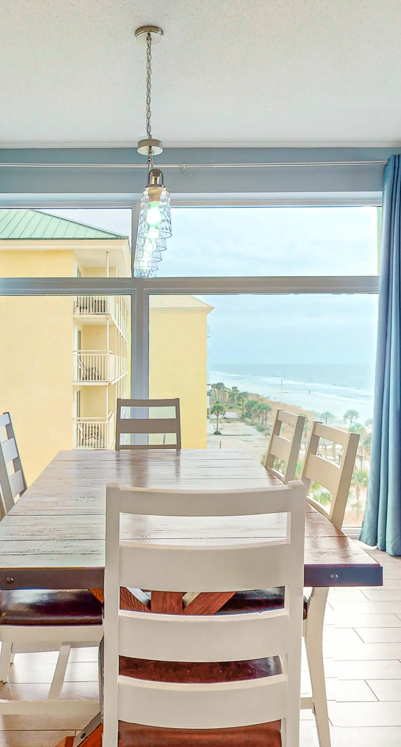 Beachfront Paradise, huge balcony, panoramic Gulf views, pool & fitness room