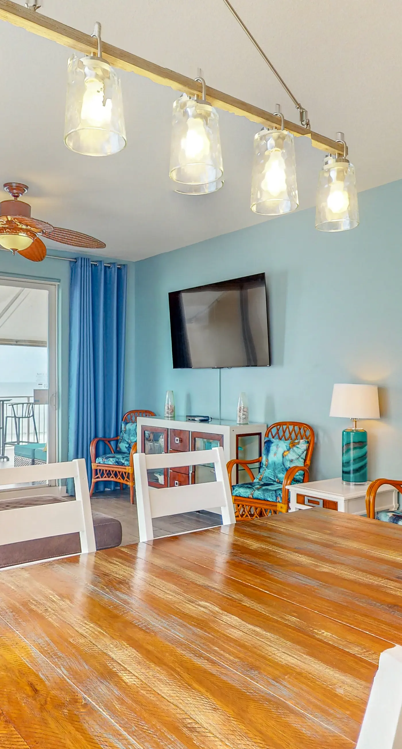 Beachfront Paradise, huge balcony, panoramic Gulf views, pool & fitness room