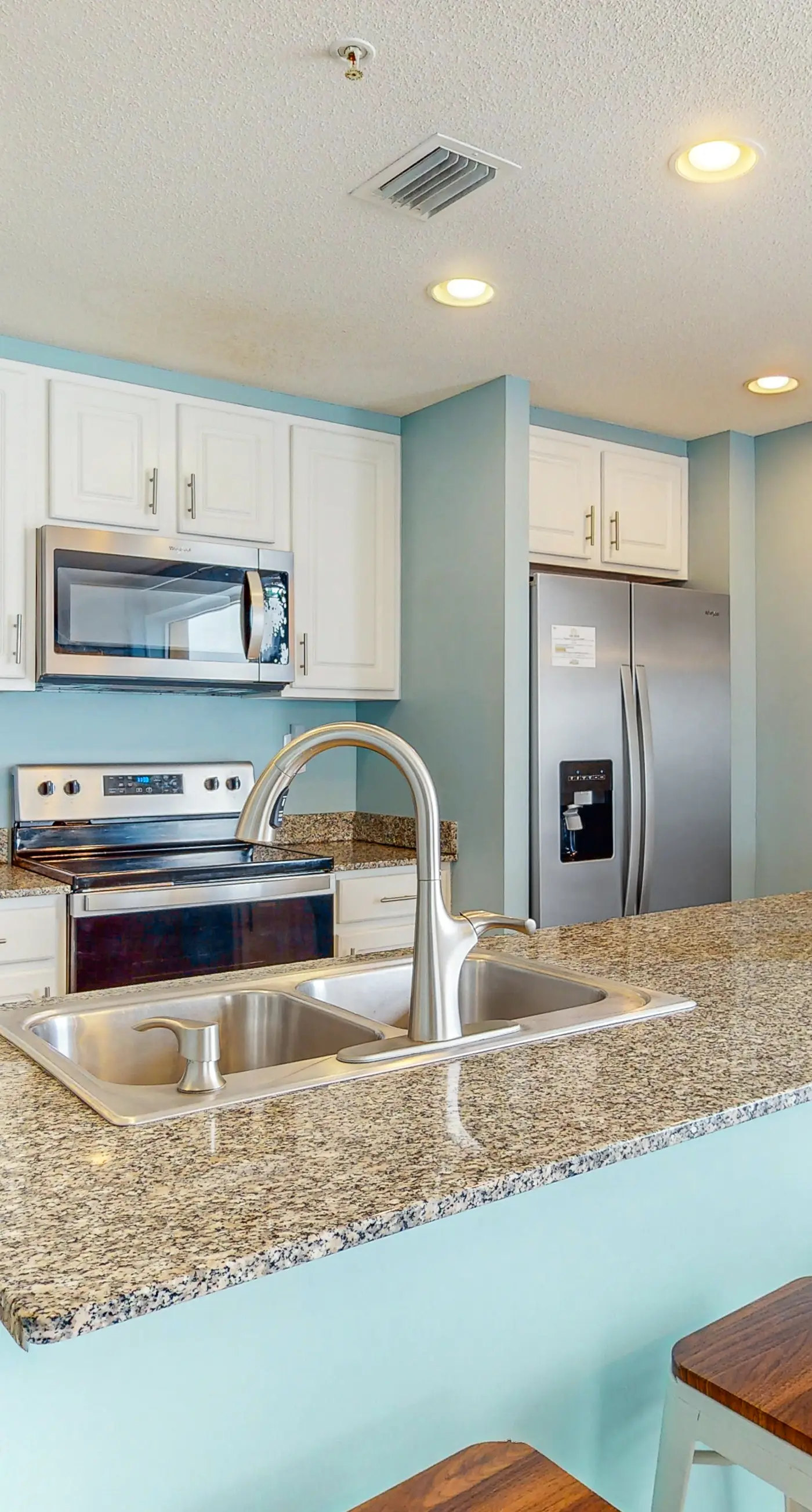 Beachfront Paradise, huge balcony, panoramic Gulf views, pool & fitness room