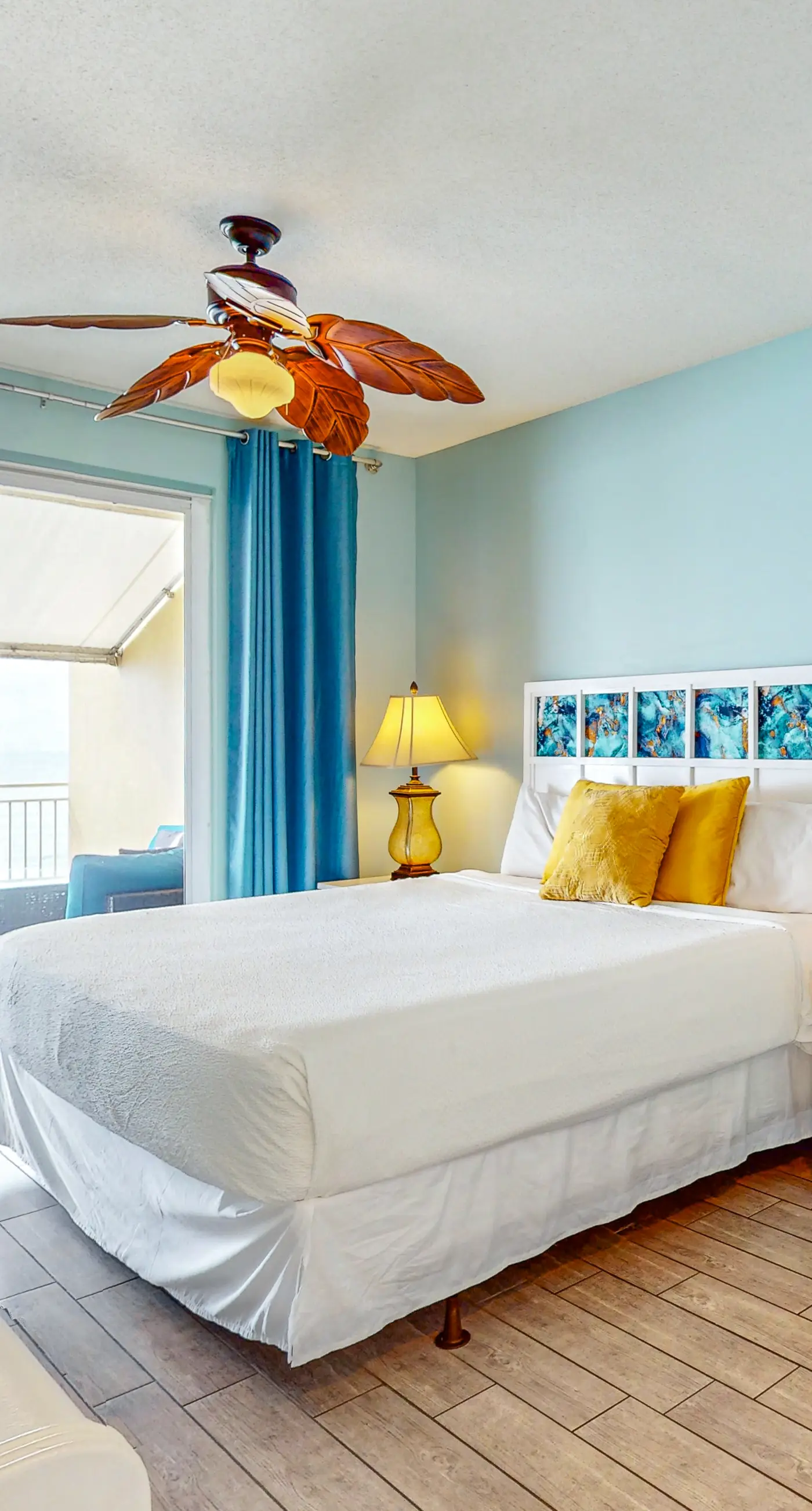 Beachfront Paradise, huge balcony, panoramic Gulf views, pool & fitness room