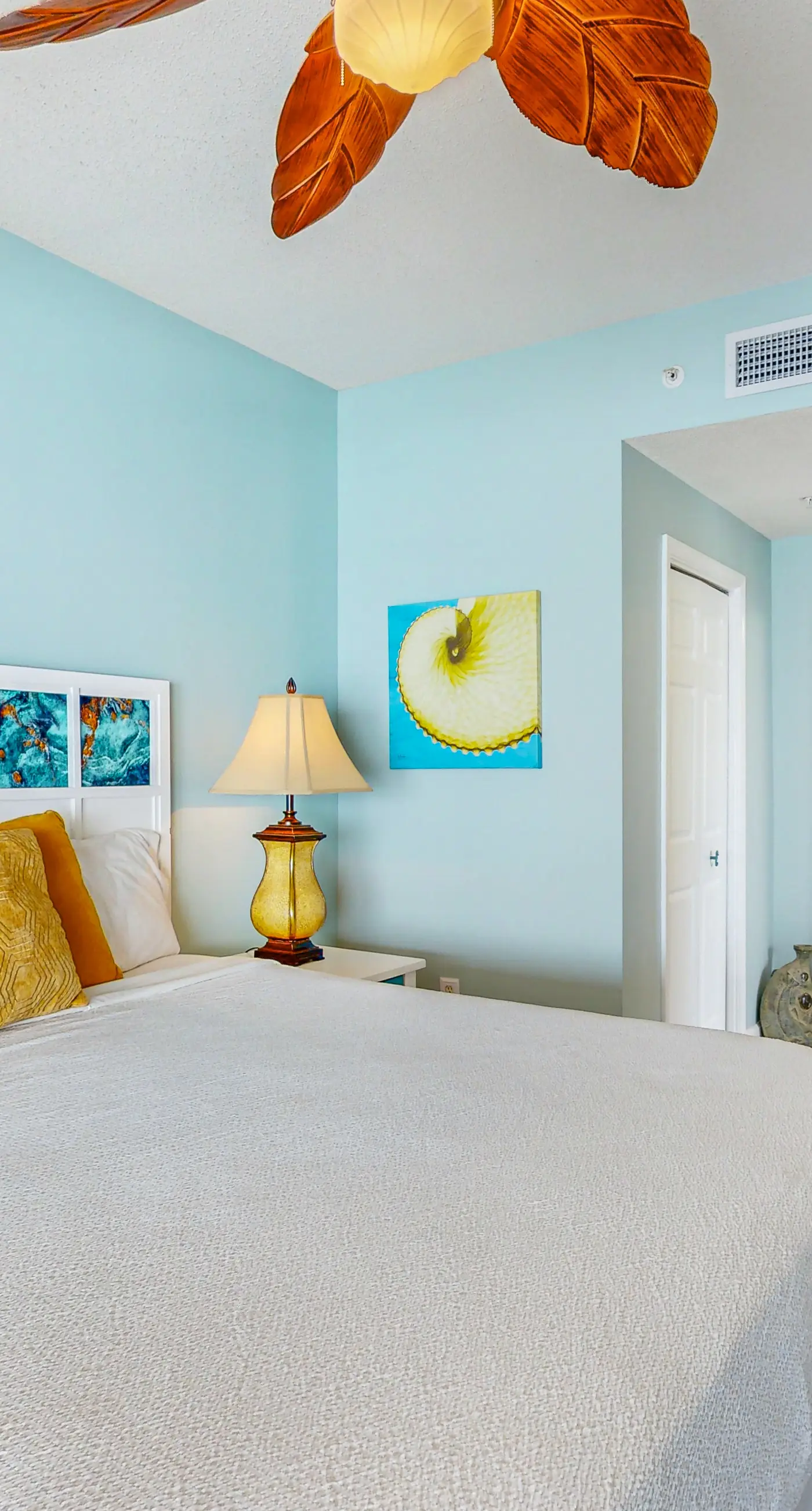 Beachfront Paradise, huge balcony, panoramic Gulf views, pool & fitness room