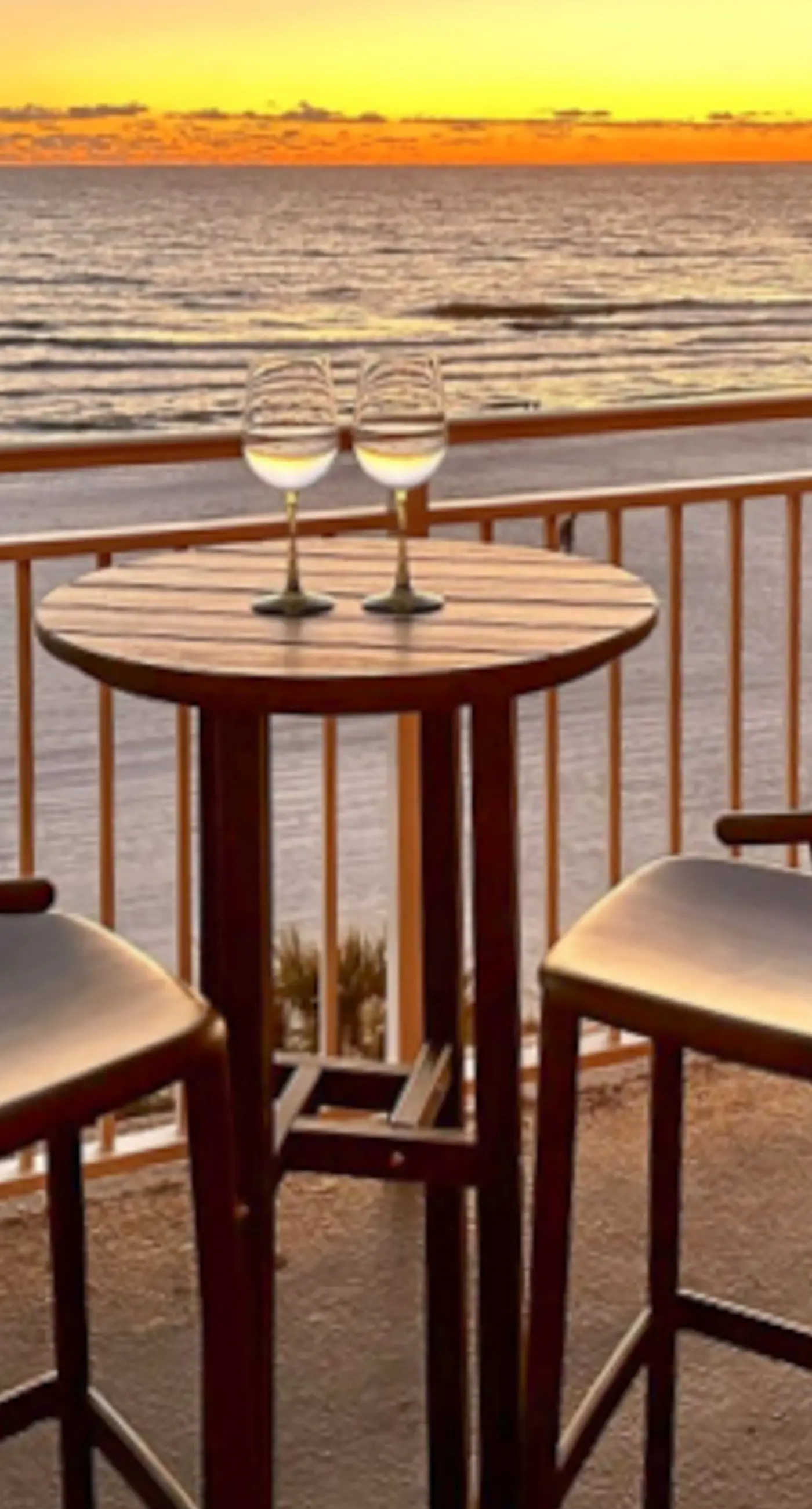 Beachfront Paradise, huge balcony, panoramic Gulf views, pool & fitness room