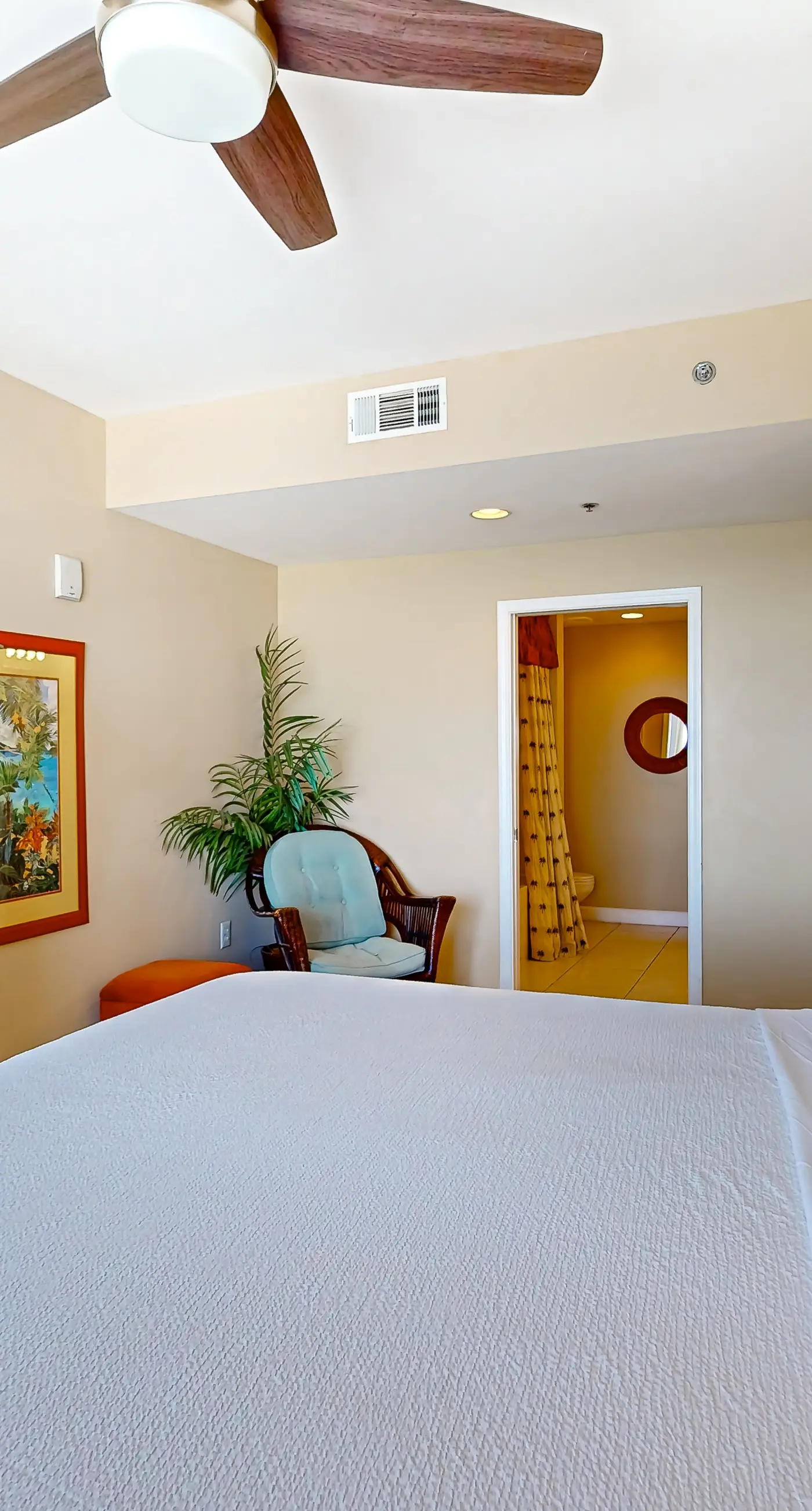 Privacy & serenity in beachfront condo with Gulf view & pools/hot tub