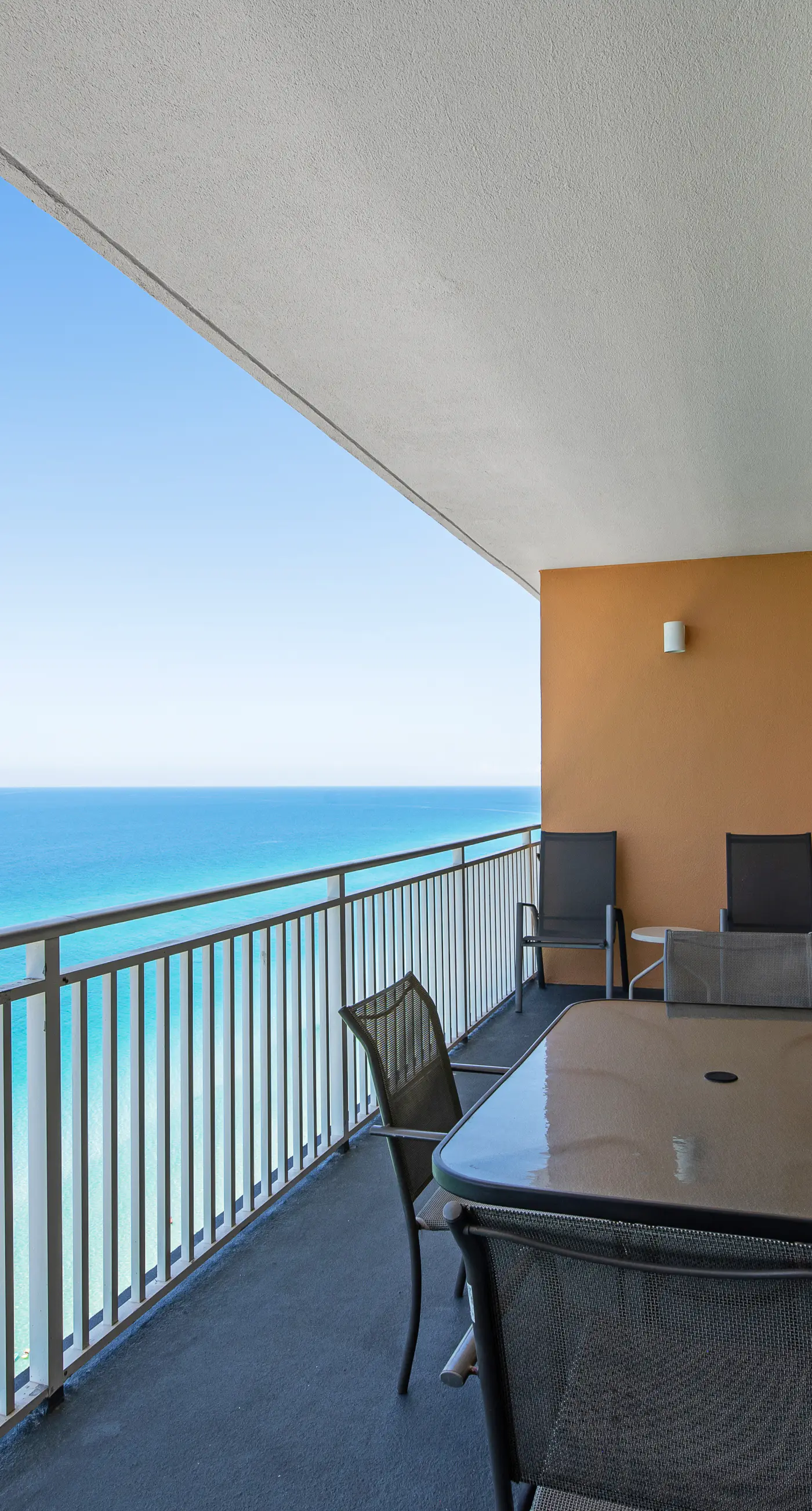 Kid-friendly beachfront condo with seasonal beach service, pools & hot tub