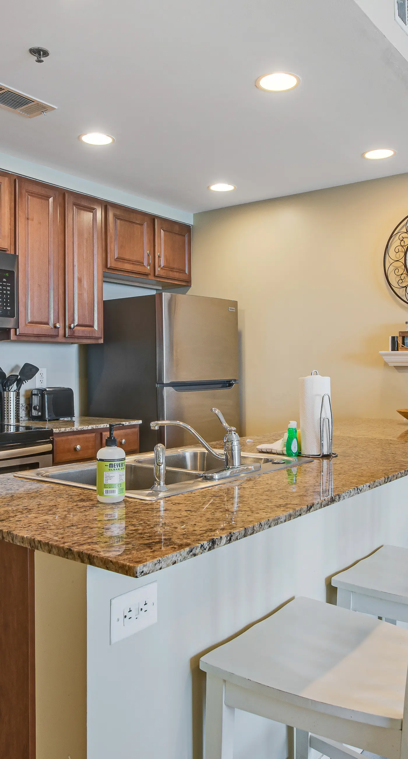 Kid-friendly beachfront condo with seasonal beach service, pools & hot tub