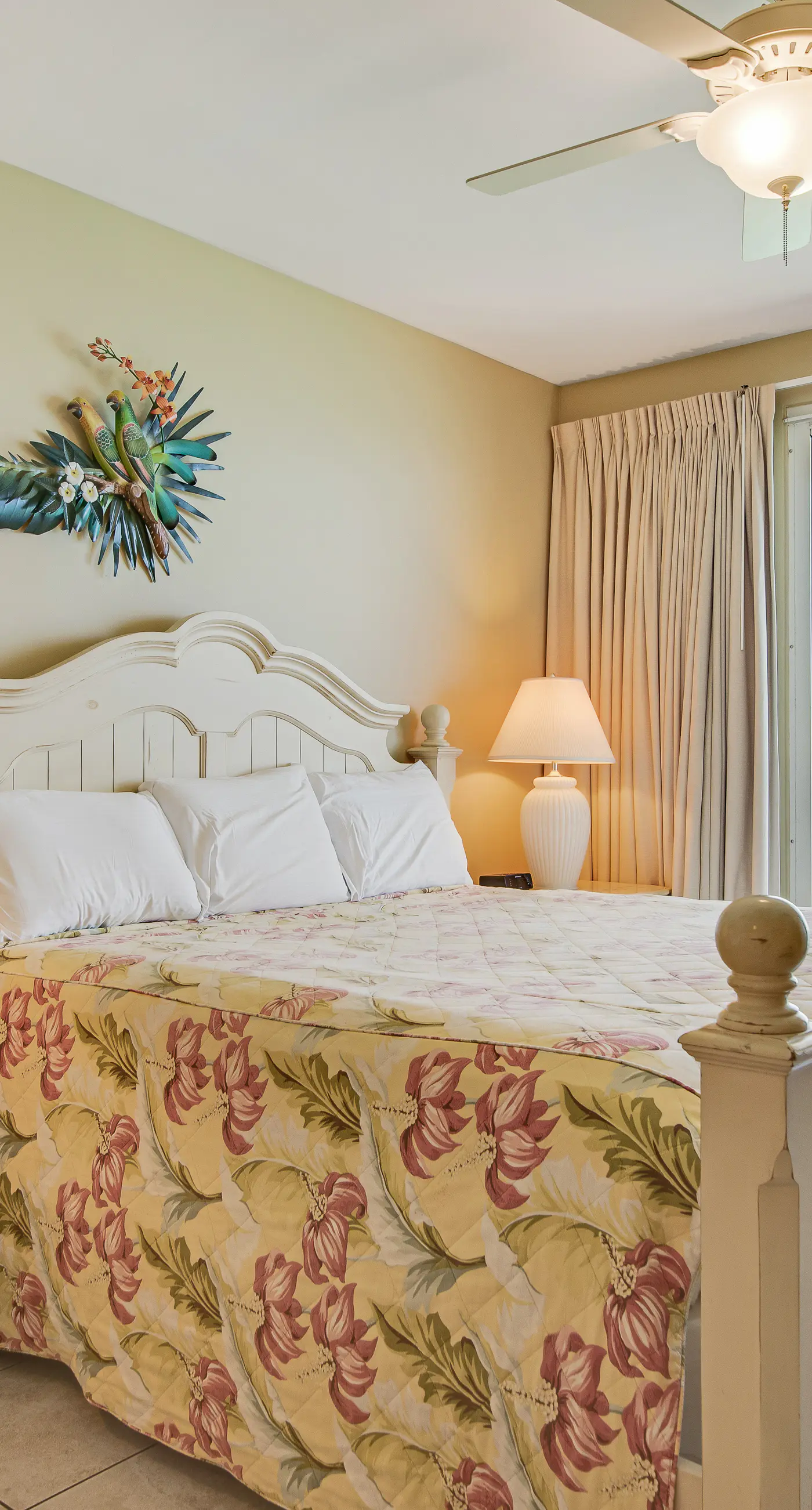 Kid-friendly beachfront condo with seasonal beach service, pools & hot tub