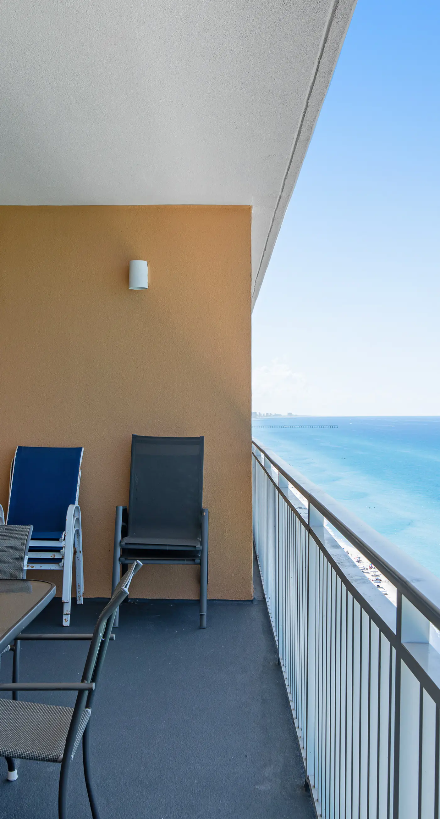 Kid-friendly beachfront condo with seasonal beach service, pools & hot tub