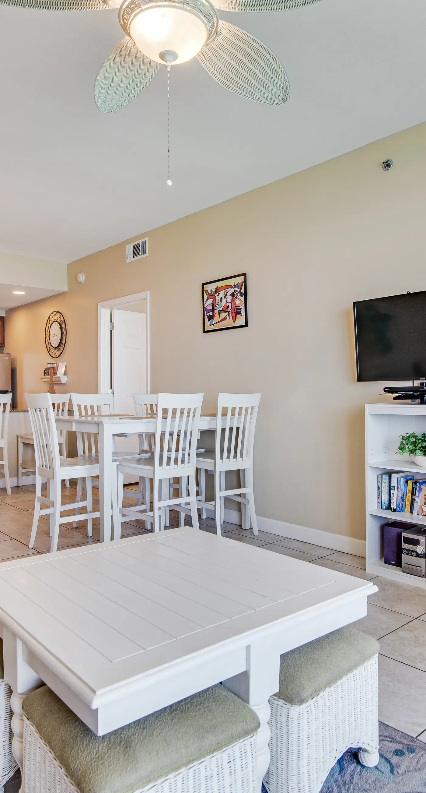 Kid-friendly beachfront condo with seasonal beach service, pools & hot tub