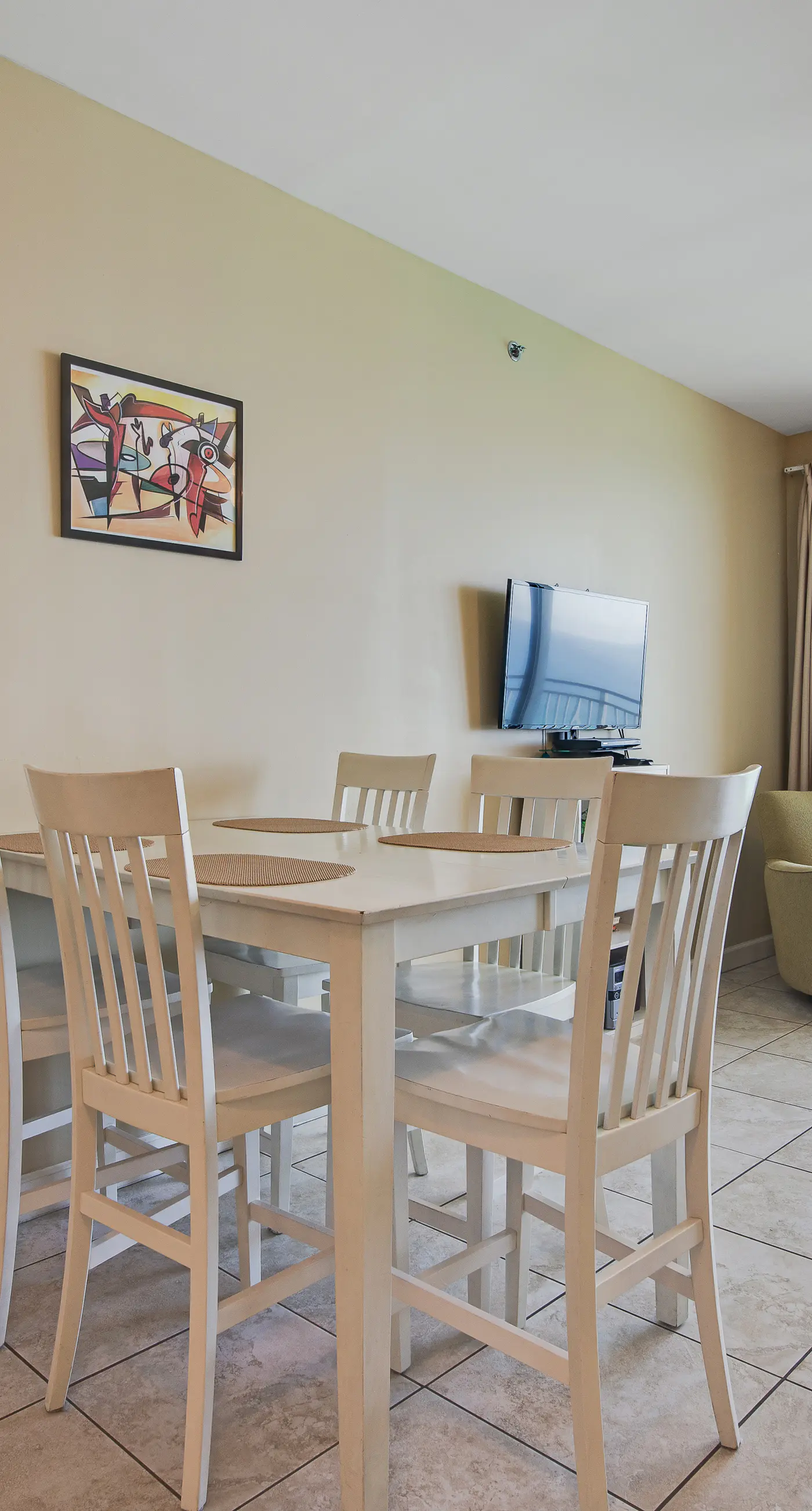 Kid-friendly beachfront condo with seasonal beach service, pools & hot tub