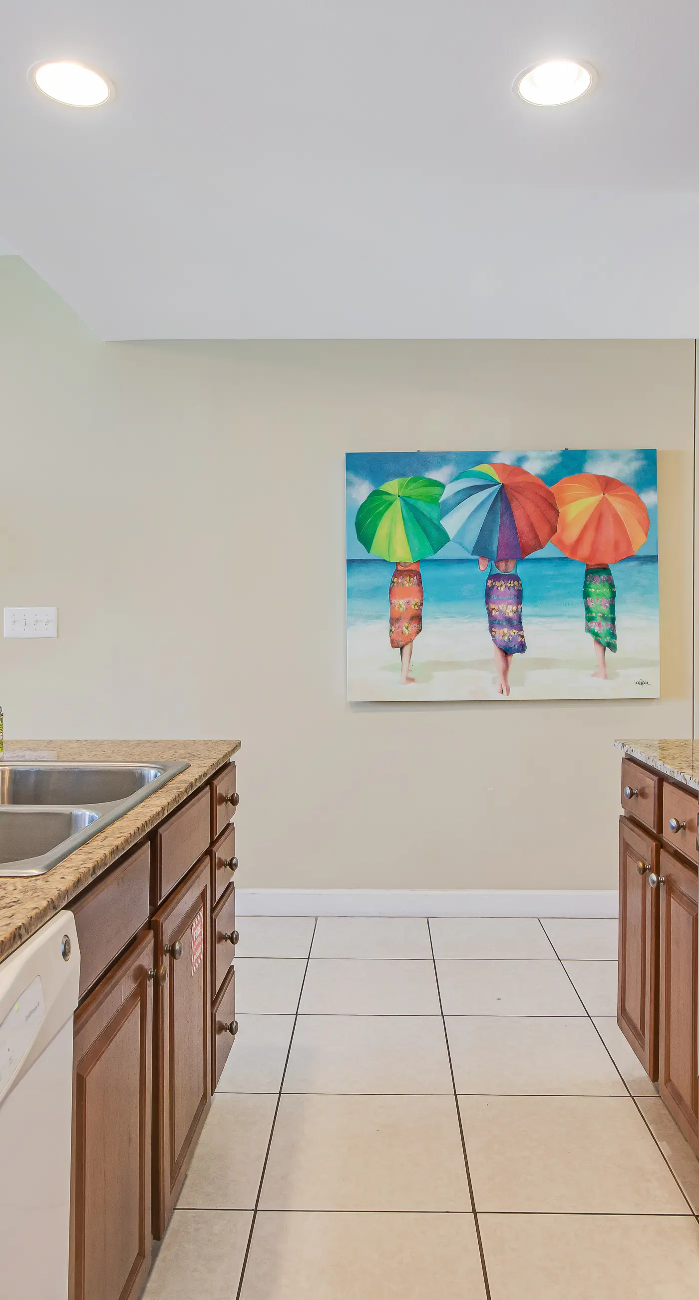 Kid-friendly beachfront condo with seasonal beach service, pools & hot tub