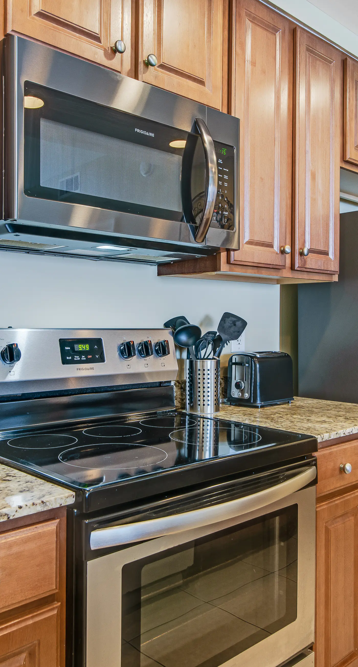 Kid-friendly beachfront condo with seasonal beach service, pools & hot tub