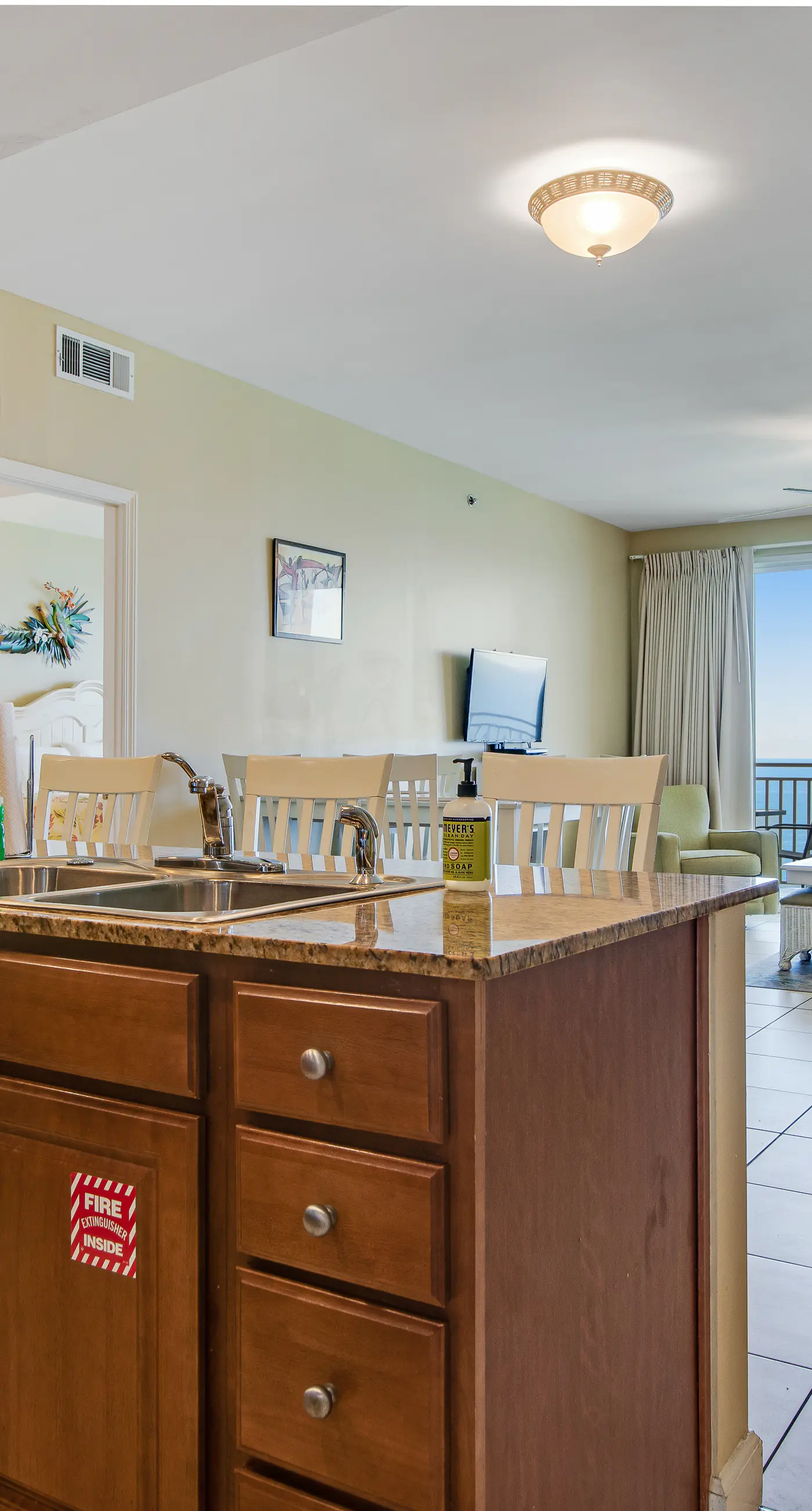 Kid-friendly beachfront condo with seasonal beach service, pools & hot tub