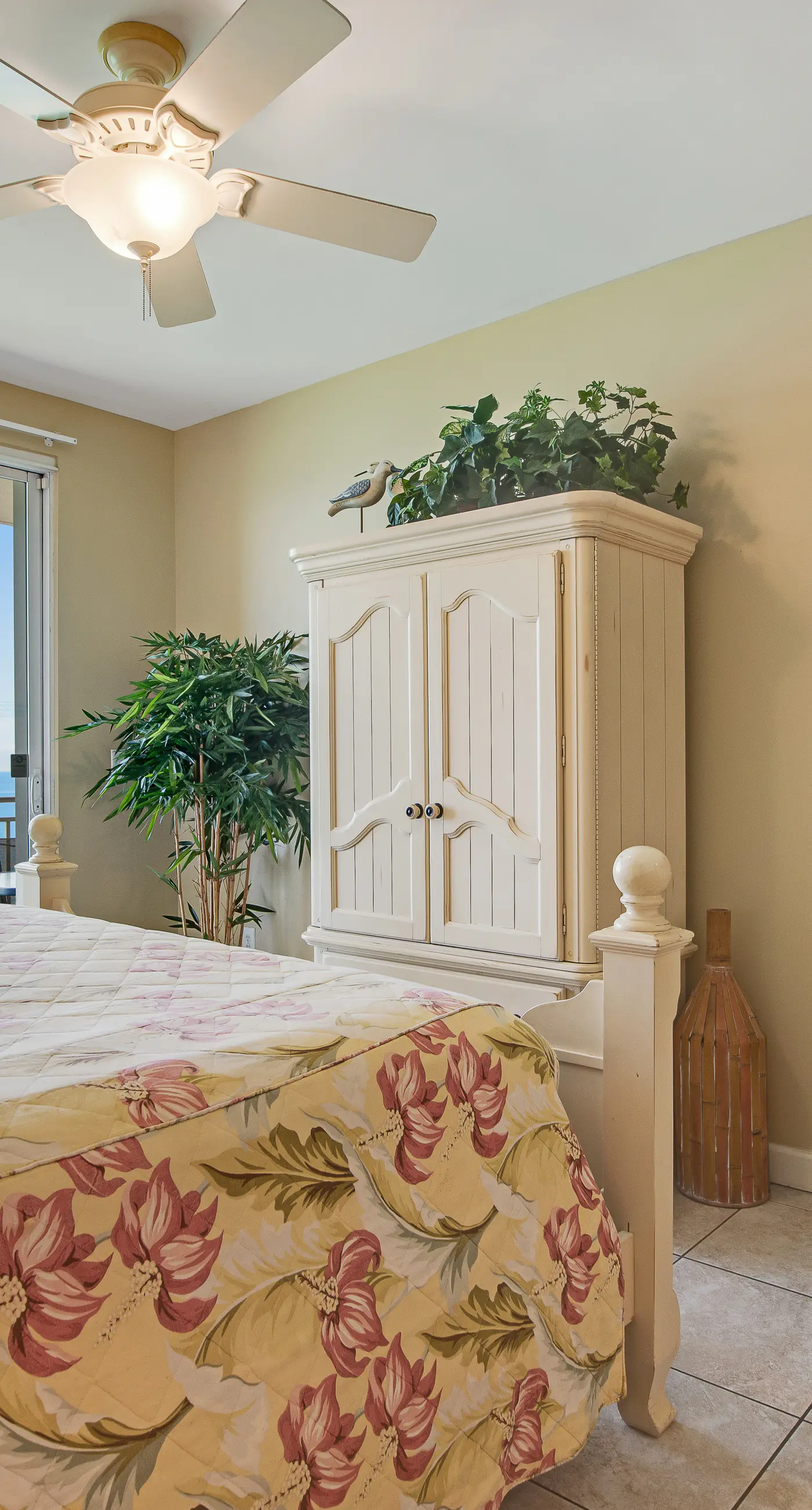 Kid-friendly beachfront condo with seasonal beach service, pools & hot tub