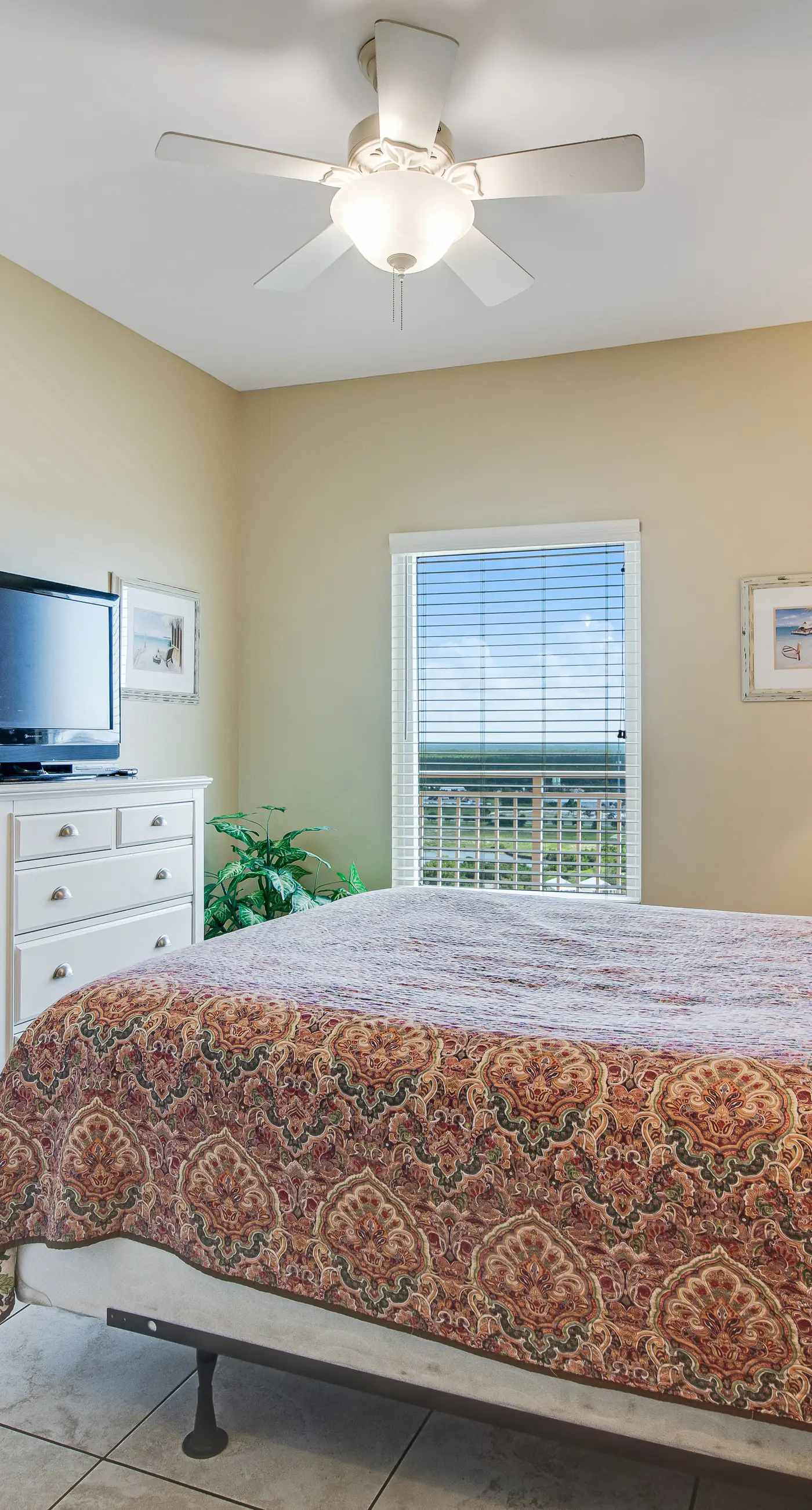 Kid-friendly beachfront condo with seasonal beach service, pools & hot tub