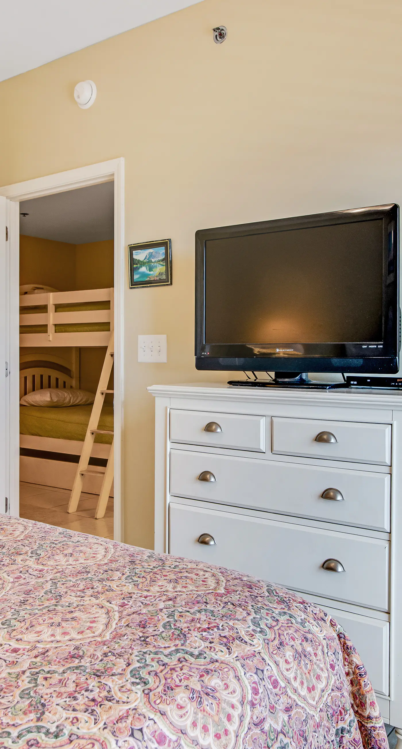 Kid-friendly beachfront condo with seasonal beach service, pools & hot tub