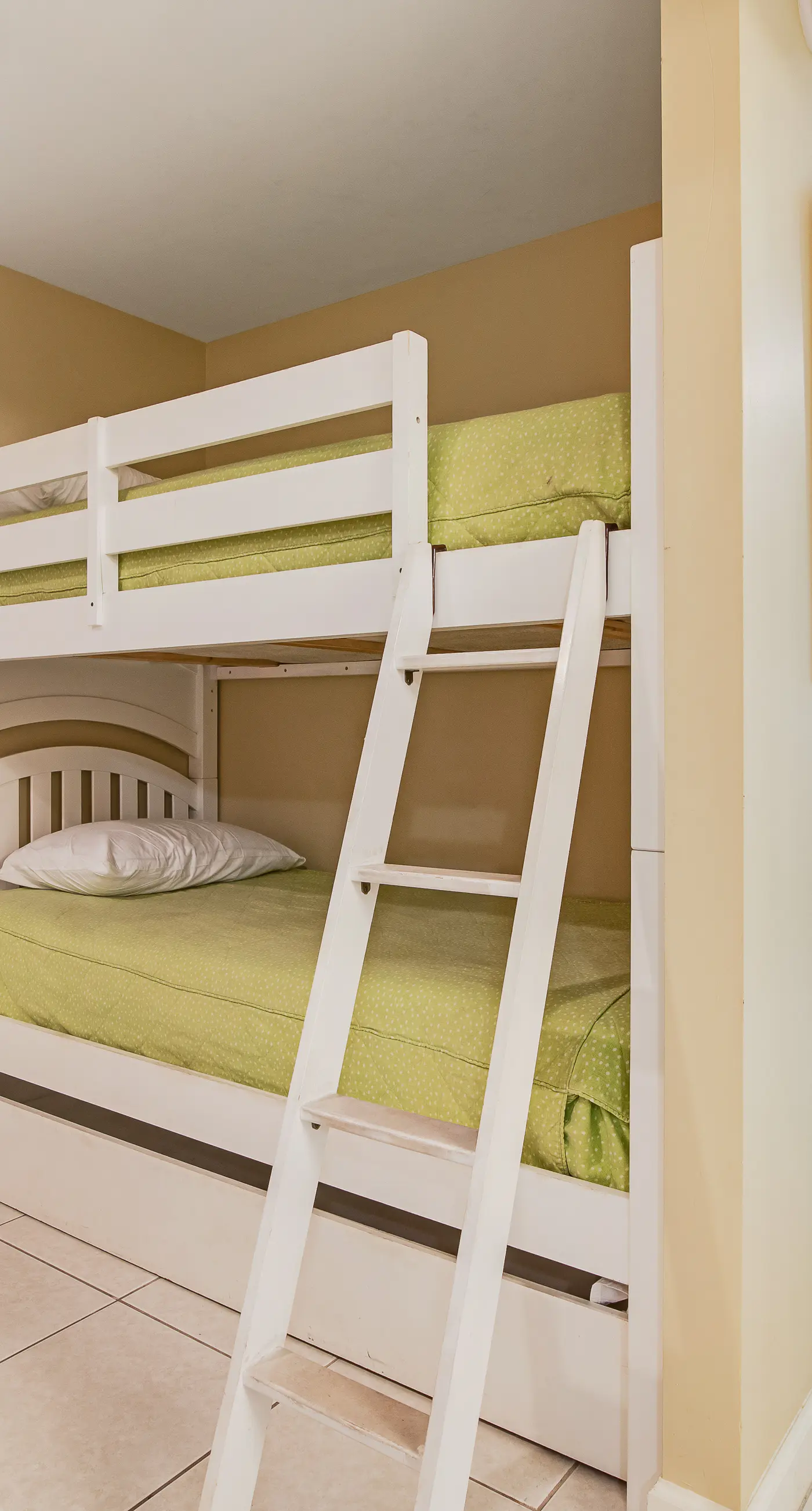 Kid-friendly beachfront condo with seasonal beach service, pools & hot tub