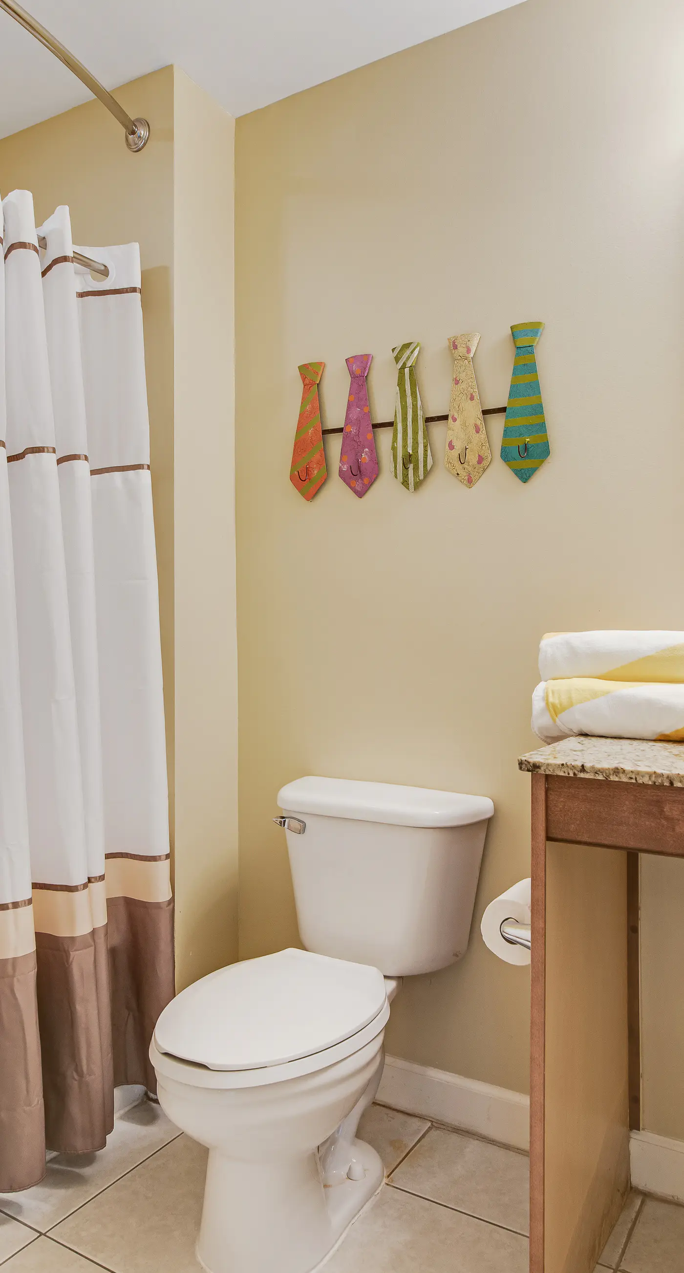 Kid-friendly beachfront condo with seasonal beach service, pools & hot tub