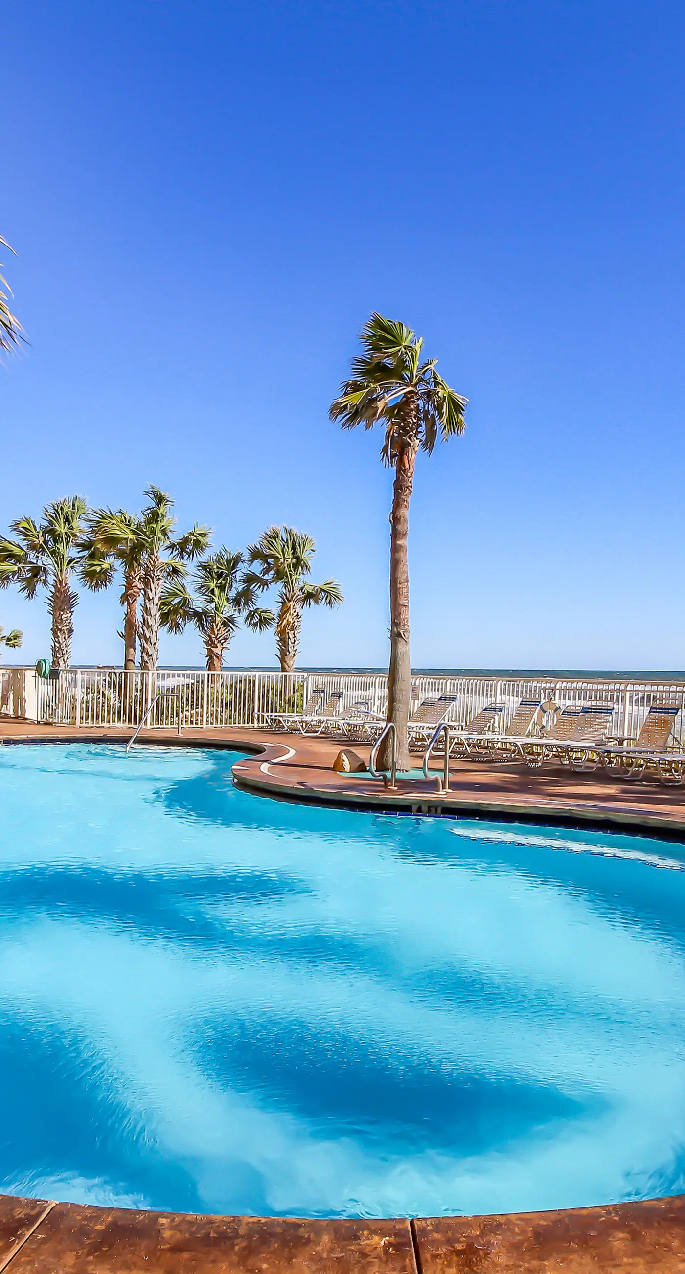 Kid-friendly beachfront condo with seasonal beach service, pools & hot tub