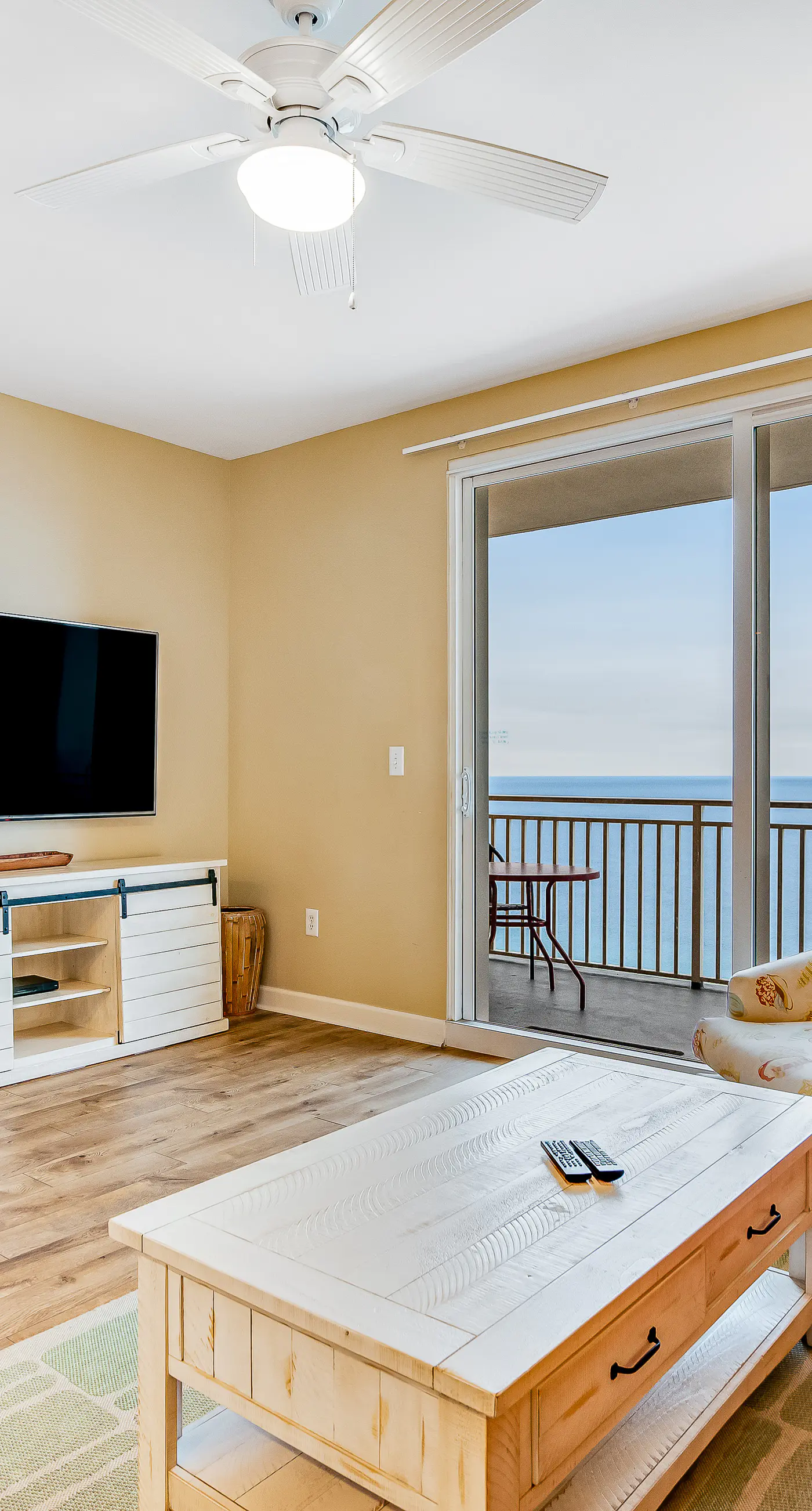 Wonderful beachfront condo with pools & hot tub access